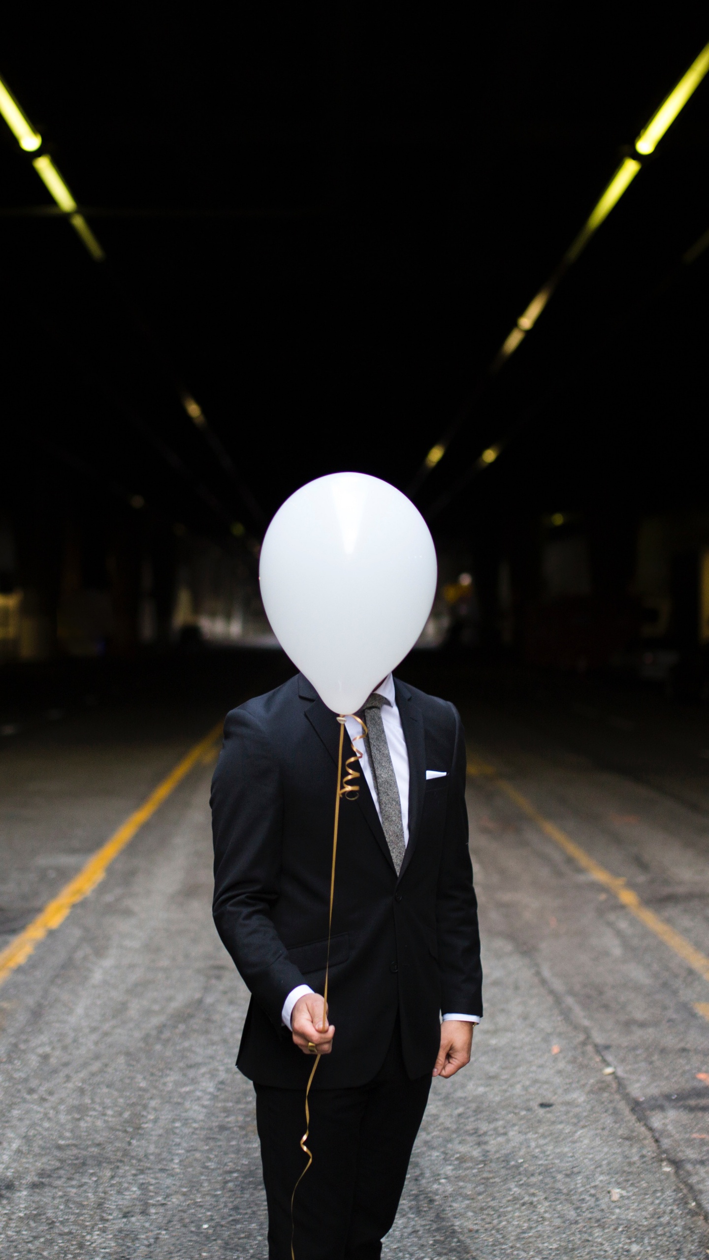 Homme en Manteau Noir et Pantalon Debout Sur la Route Pendant la Nuit. Wallpaper in 1440x2560 Resolution