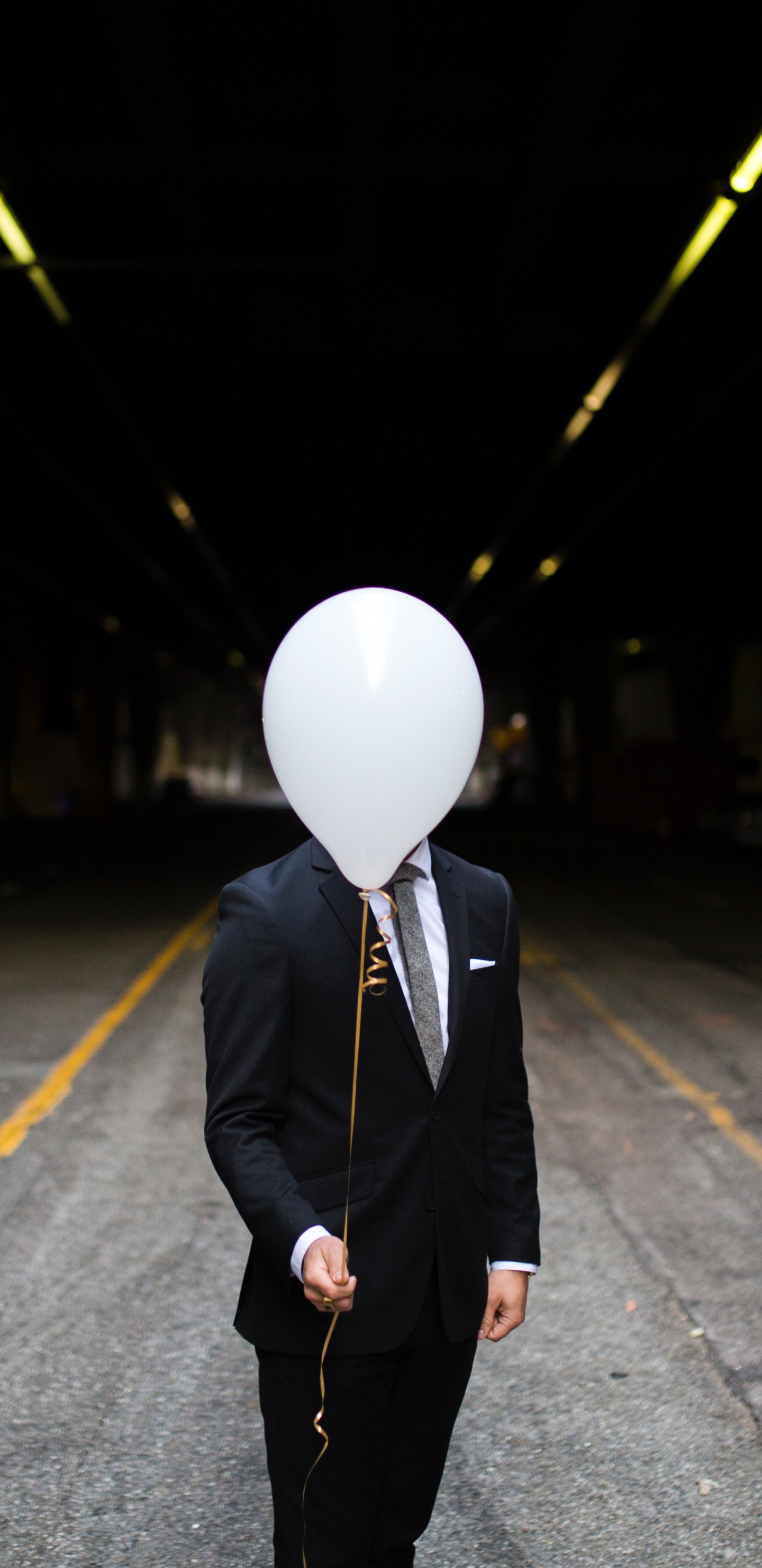 Homme en Manteau Noir et Pantalon Debout Sur la Route Pendant la Nuit. Wallpaper in 1440x2960 Resolution