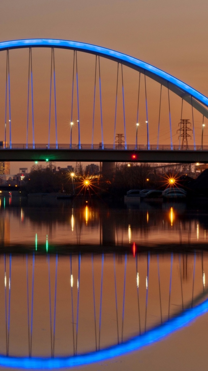 Blaue Brücke Über Wasser Während Der Nacht Night. Wallpaper in 720x1280 Resolution