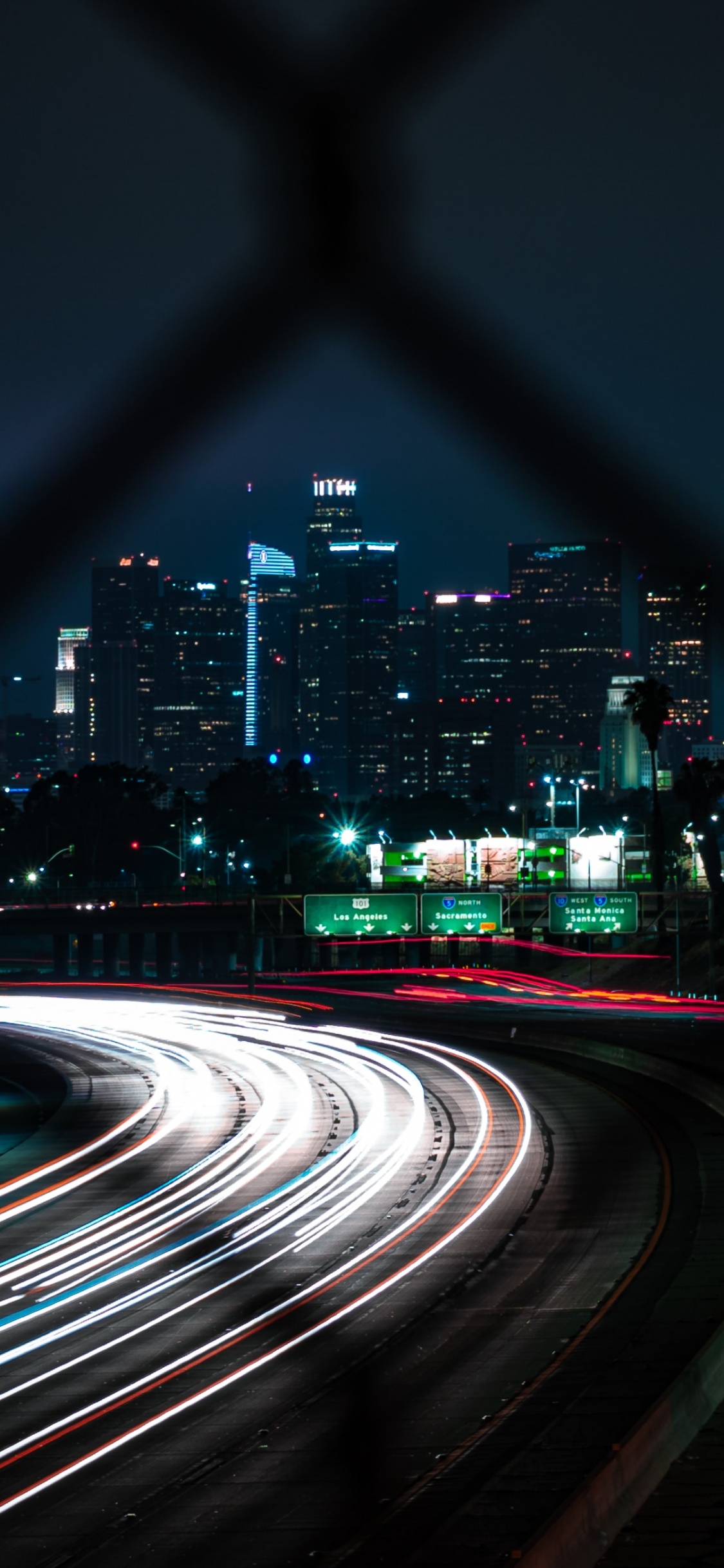 Fotografía de Lapso de Tiempo de Automóviles en la Carretera Durante la Noche. Wallpaper in 1125x2436 Resolution