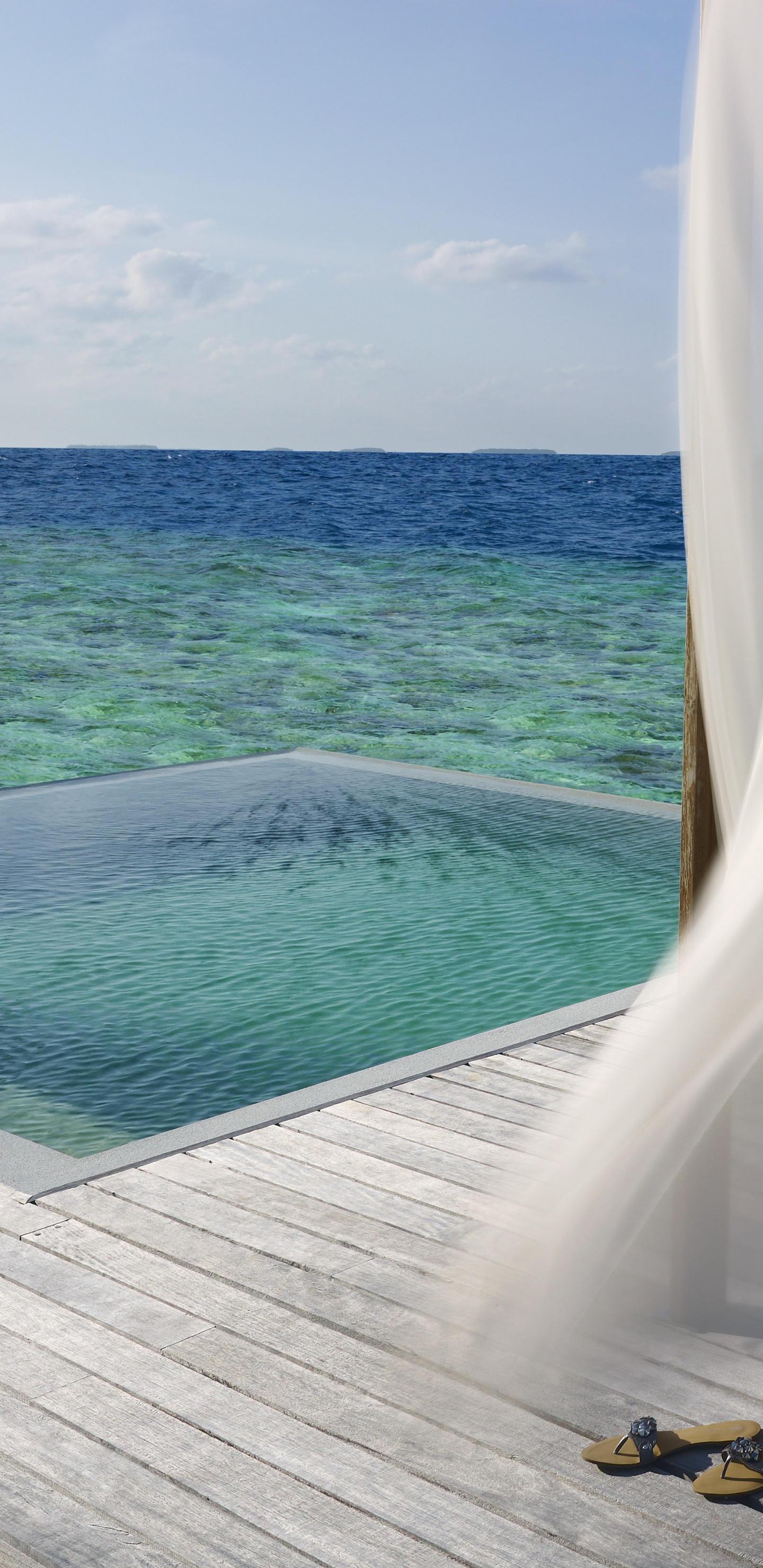 Tagsüber Weißes Und Blaues Boot Auf See. Wallpaper in 1440x2960 Resolution