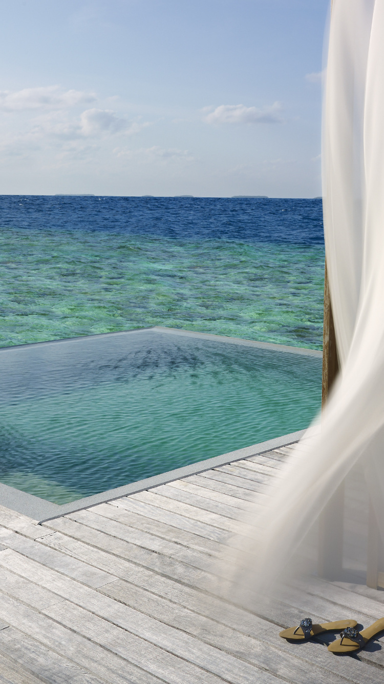 Tagsüber Weißes Und Blaues Boot Auf See. Wallpaper in 750x1334 Resolution