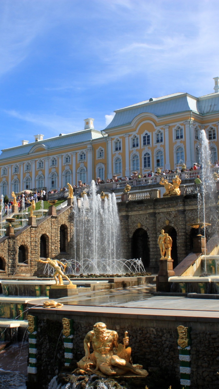 Fontaine D'eau Devant le Bâtiment en Béton Blanc Pendant la Journée. Wallpaper in 720x1280 Resolution
