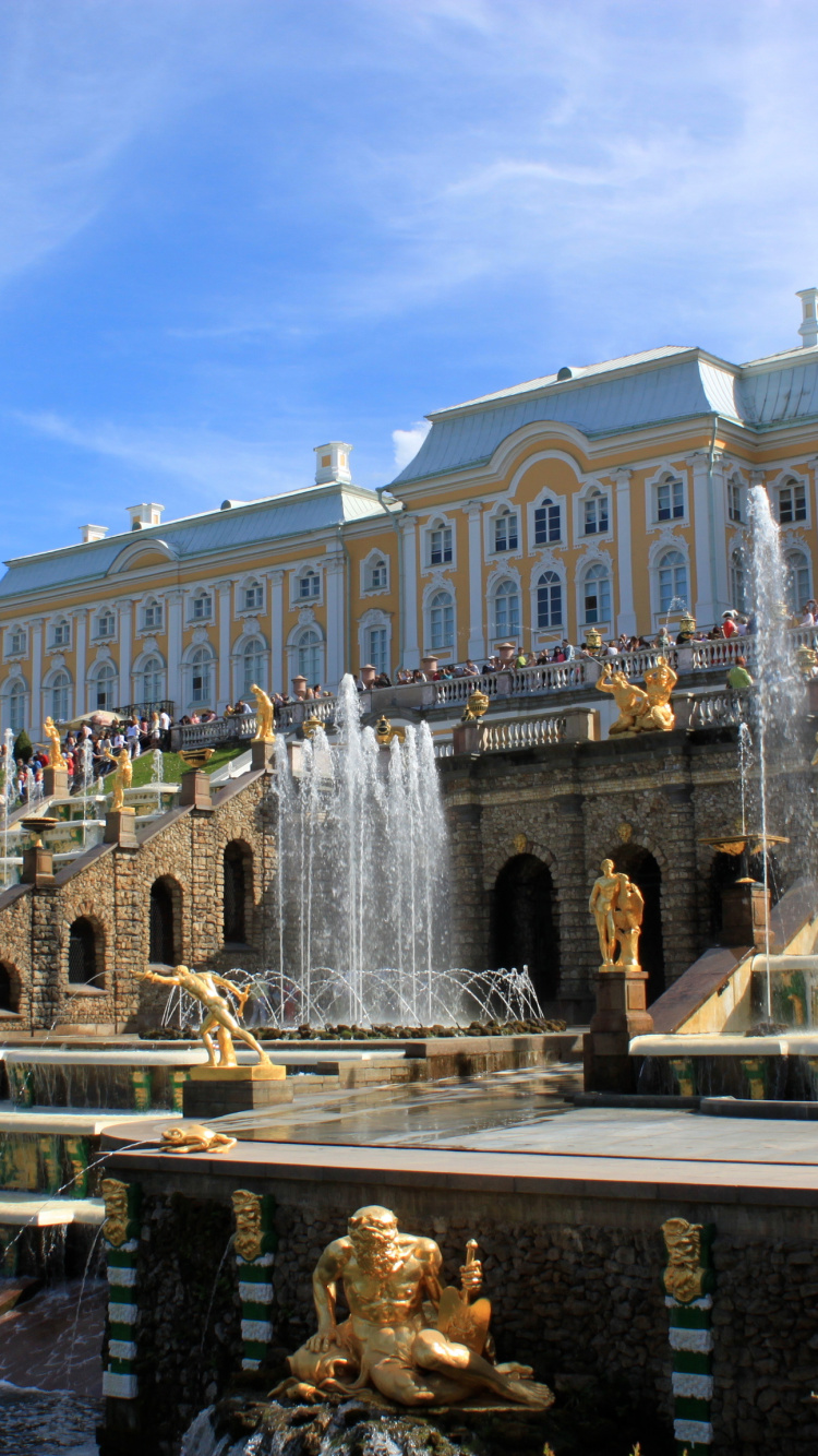 Fontaine D'eau Devant le Bâtiment en Béton Blanc Pendant la Journée. Wallpaper in 750x1334 Resolution
