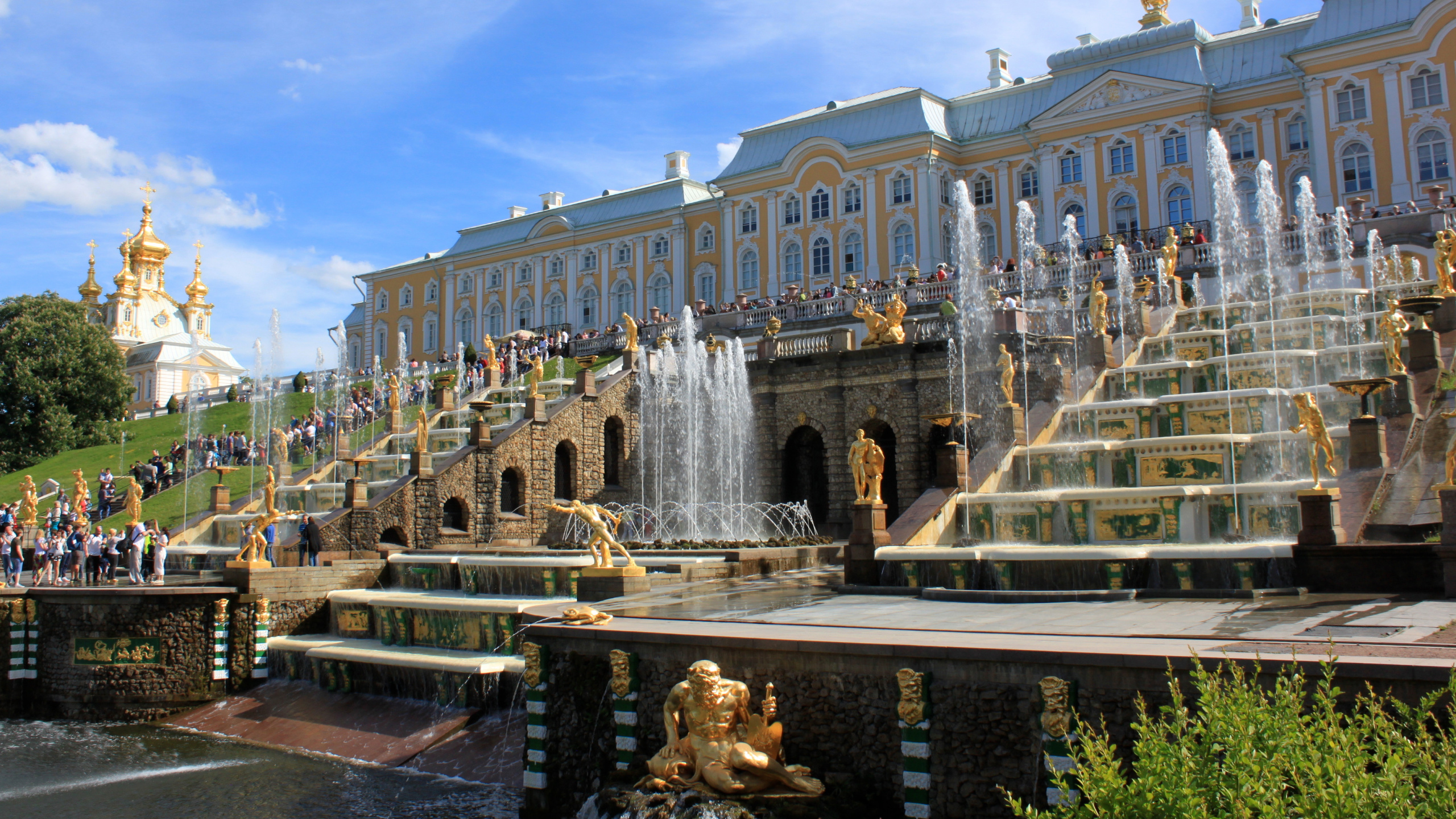 Water Fountain in Front of White Concrete Building During Daytime. Wallpaper in 2560x1440 Resolution