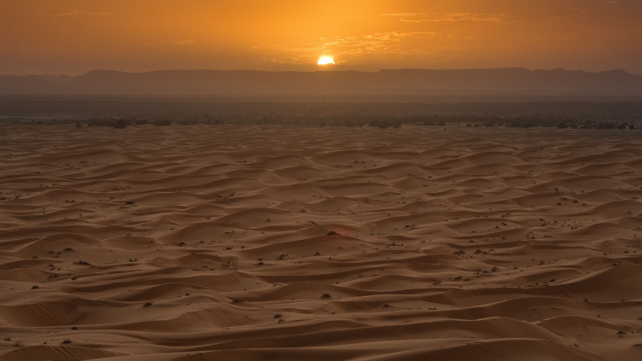 Sable Blanc Sous Ciel Orange au Coucher du Soleil. Wallpaper in 1280x720 Resolution