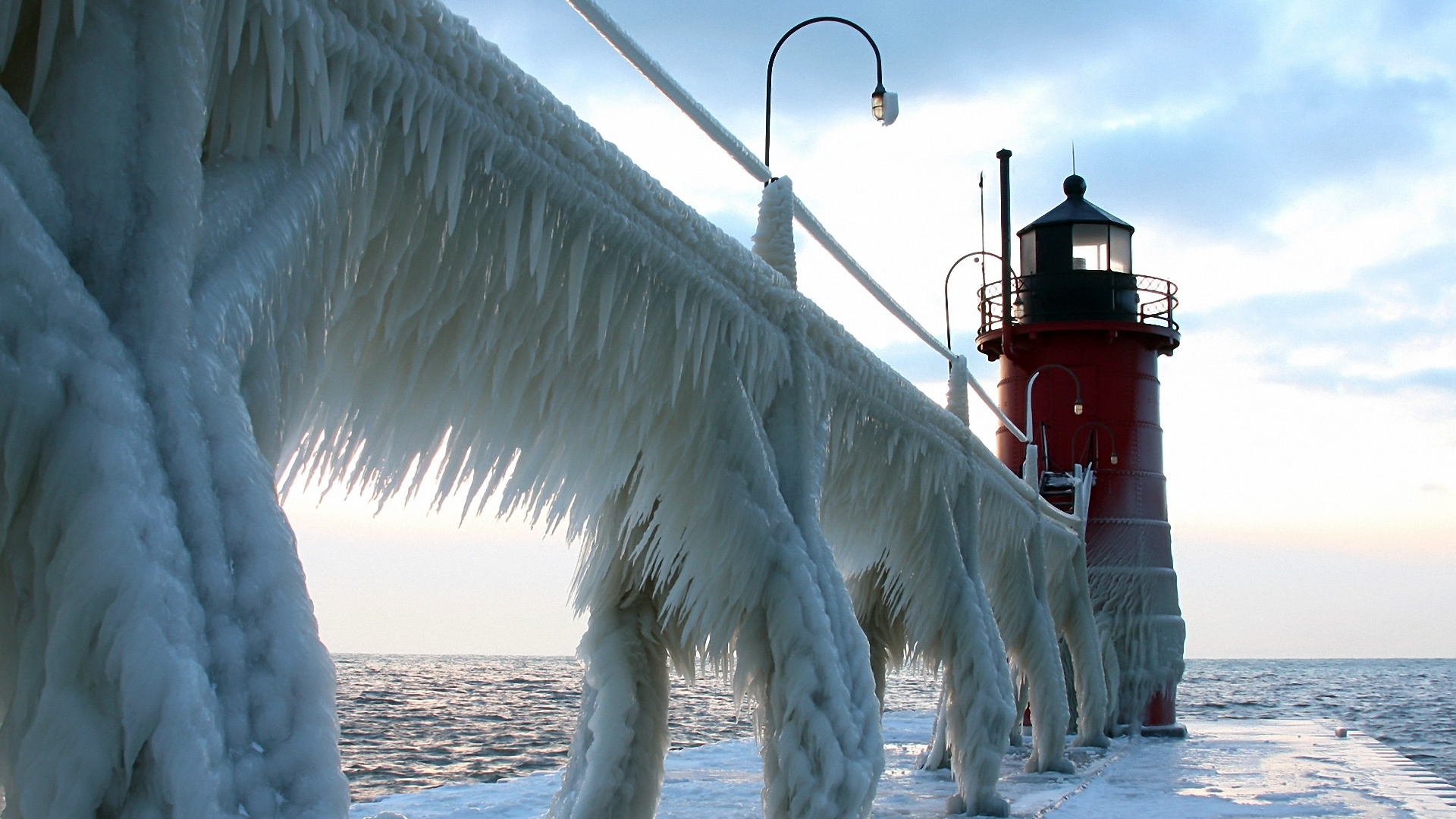 Phare Blanc et Rouge Sur un Sol Couvert de Neige Blanche Pendant la Journée. Wallpaper in 1920x1080 Resolution