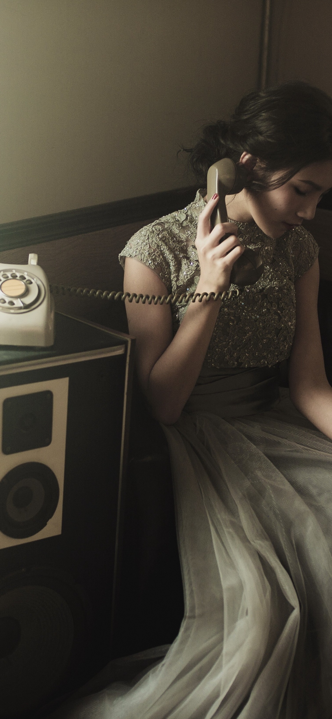 Habitación, Vestido, Mueble, el Pelo Largo, Retrato. Wallpaper in 1125x2436 Resolution