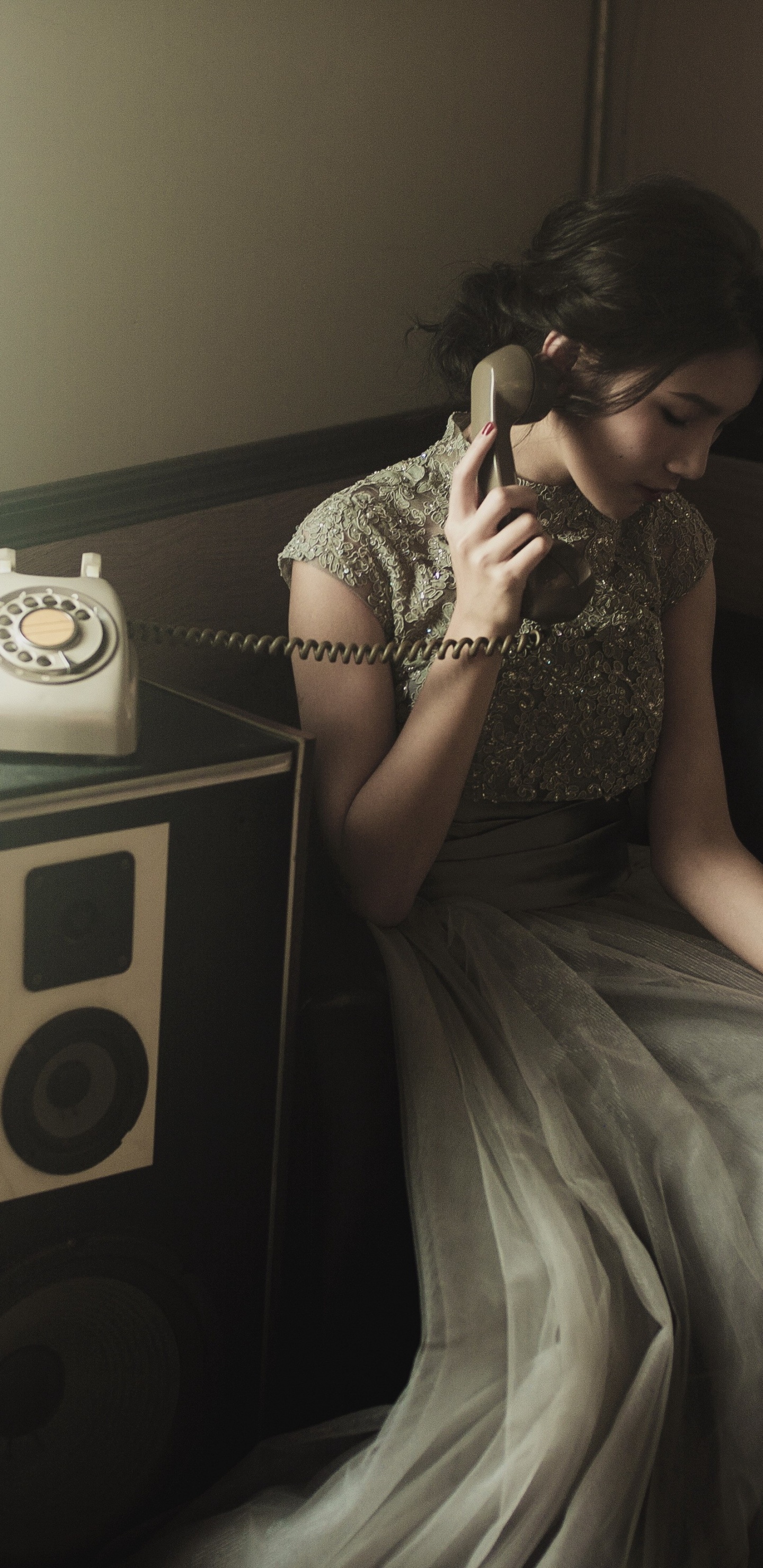 Habitación, Vestido, Mueble, el Pelo Largo, Retrato. Wallpaper in 1440x2960 Resolution