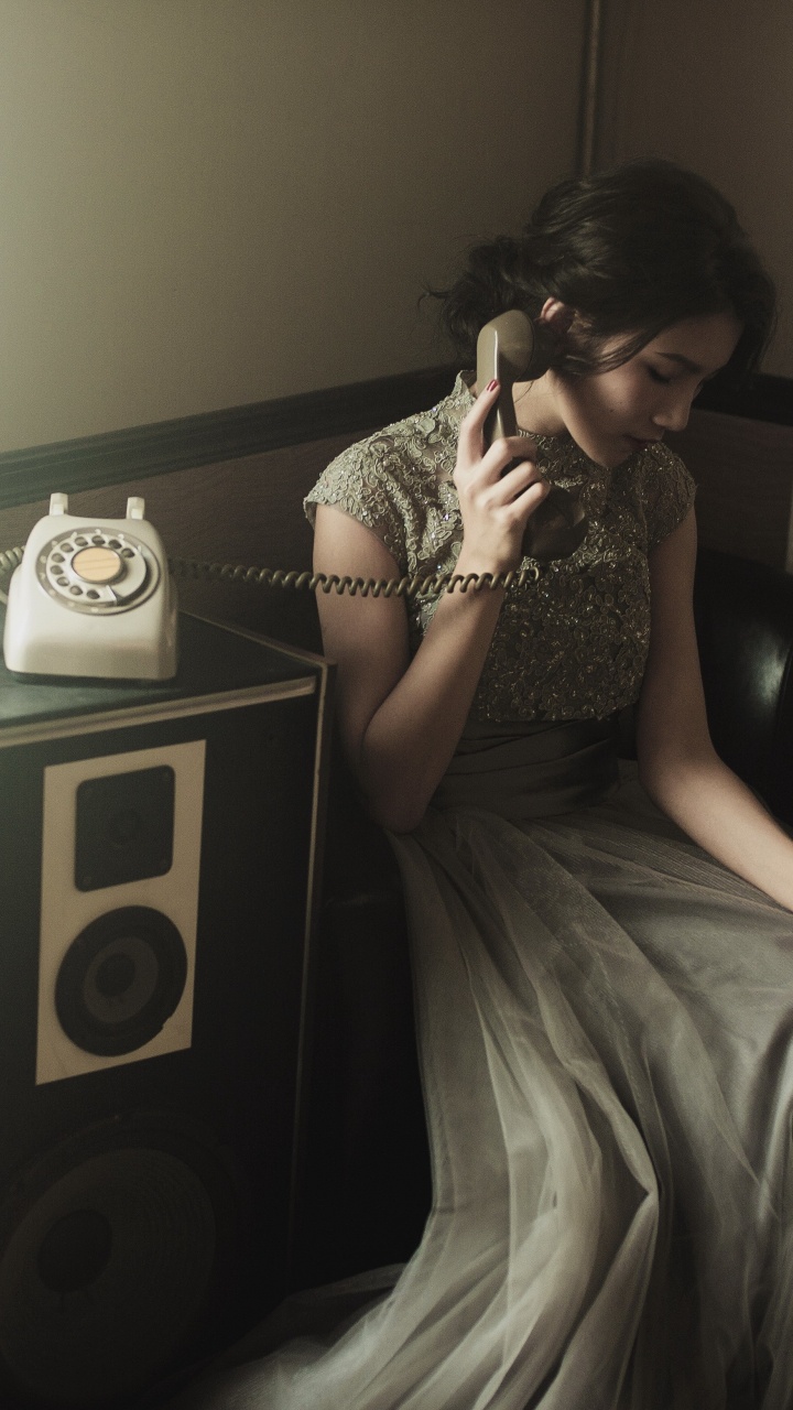 Habitación, Vestido, Mueble, el Pelo Largo, Retrato. Wallpaper in 720x1280 Resolution