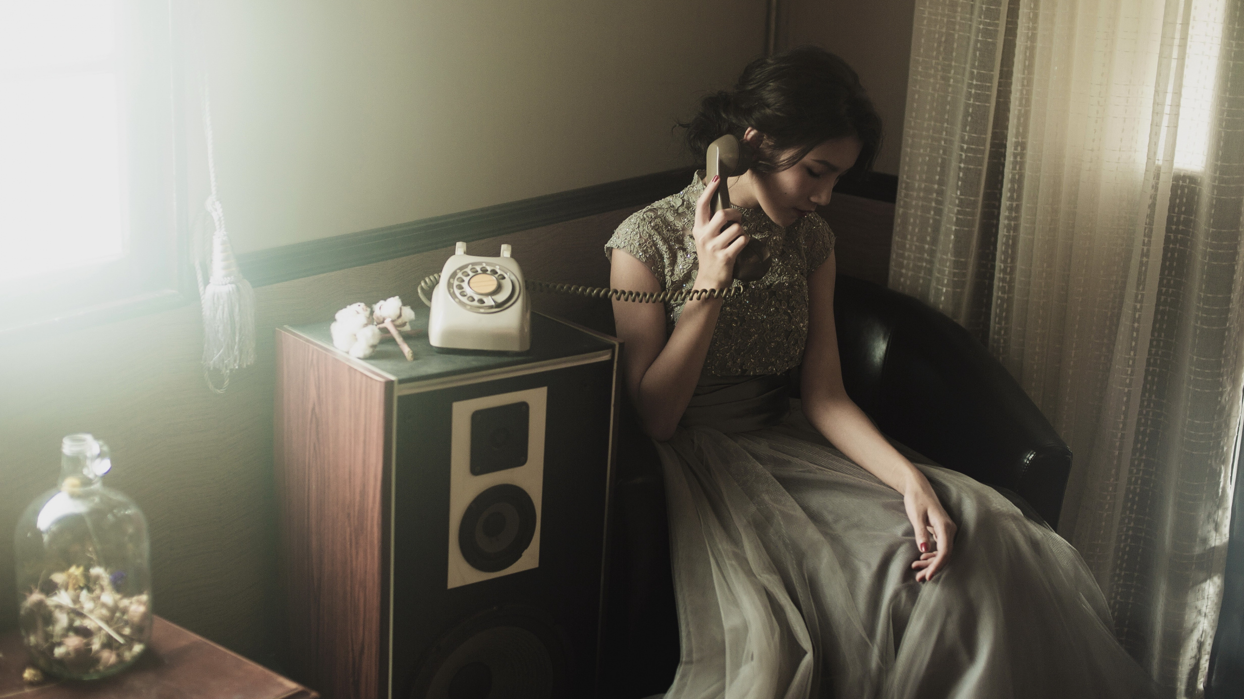 Zimmer, Kleid, Möbel, Lange Haare, Haus. Wallpaper in 2560x1440 Resolution