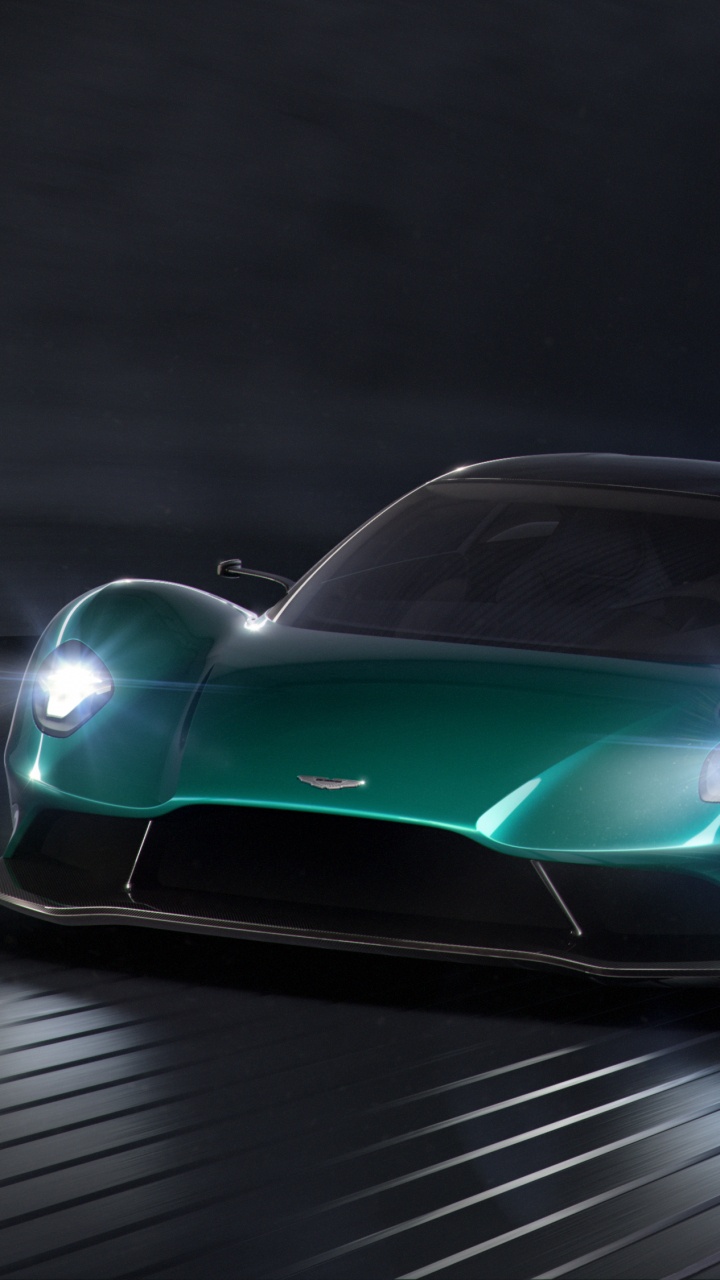 Coche Deportivo Ferrari Rojo en Una Carretera Gris. Wallpaper in 720x1280 Resolution