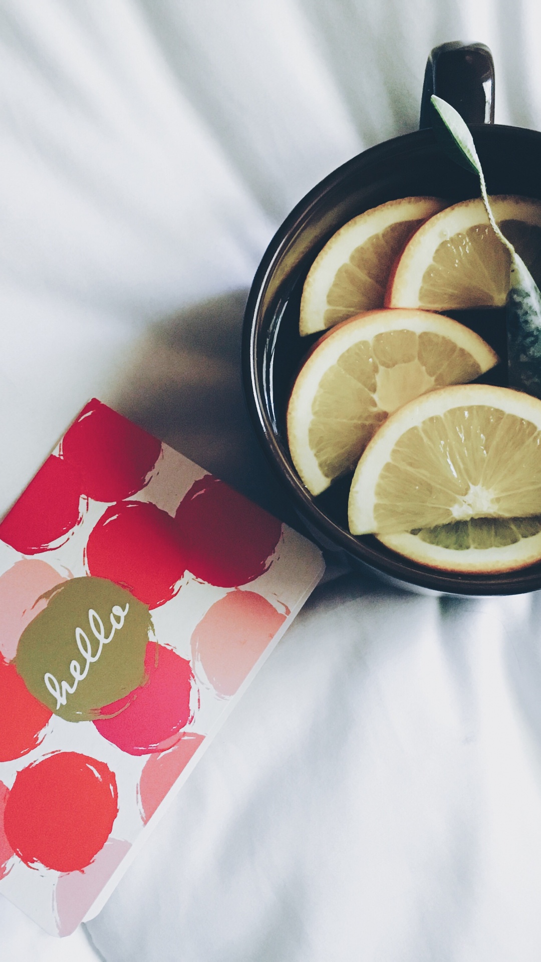 Limón en Rodajas en un Tazón de Cerámica Negro. Wallpaper in 1080x1920 Resolution