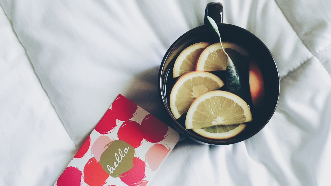 Limón en Rodajas en un Tazón de Cerámica Negro. Wallpaper in 1280x720 Resolution