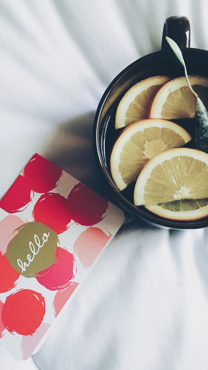 Limón en Rodajas en un Tazón de Cerámica Negro. Wallpaper in 720x1280 Resolution