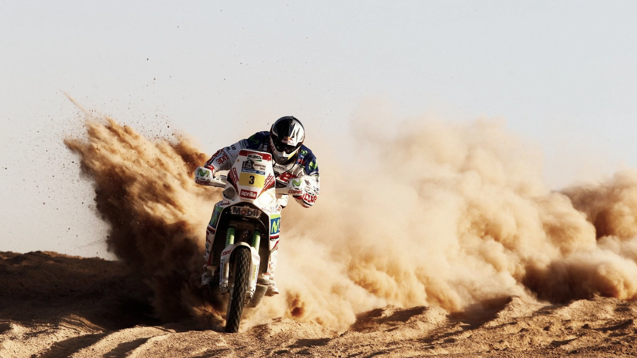 Hombre Montando Motocross Dirt Bike Sobre Arena Marrón Durante el Día. Wallpaper in 1280x720 Resolution