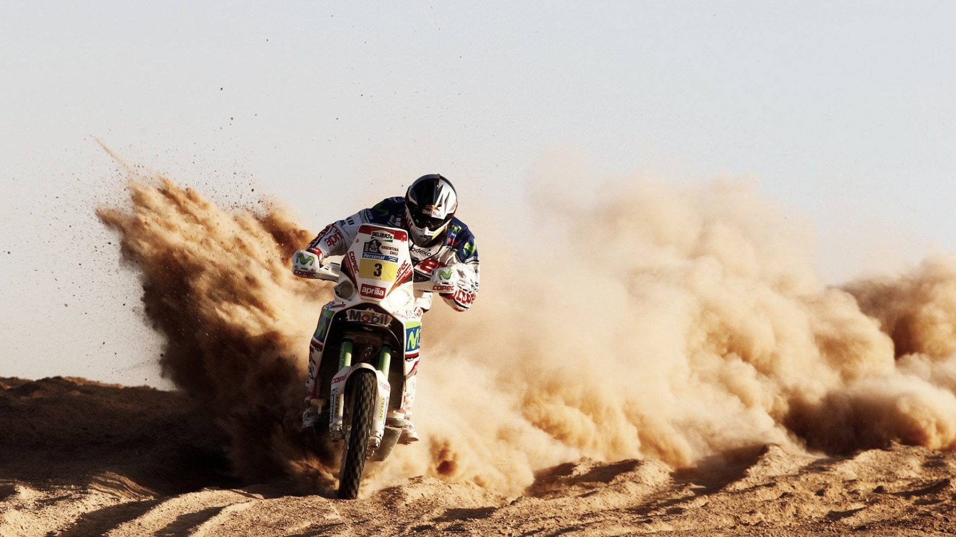 Hombre Montando Motocross Dirt Bike Sobre Arena Marrón Durante el Día. Wallpaper in 1920x1080 Resolution