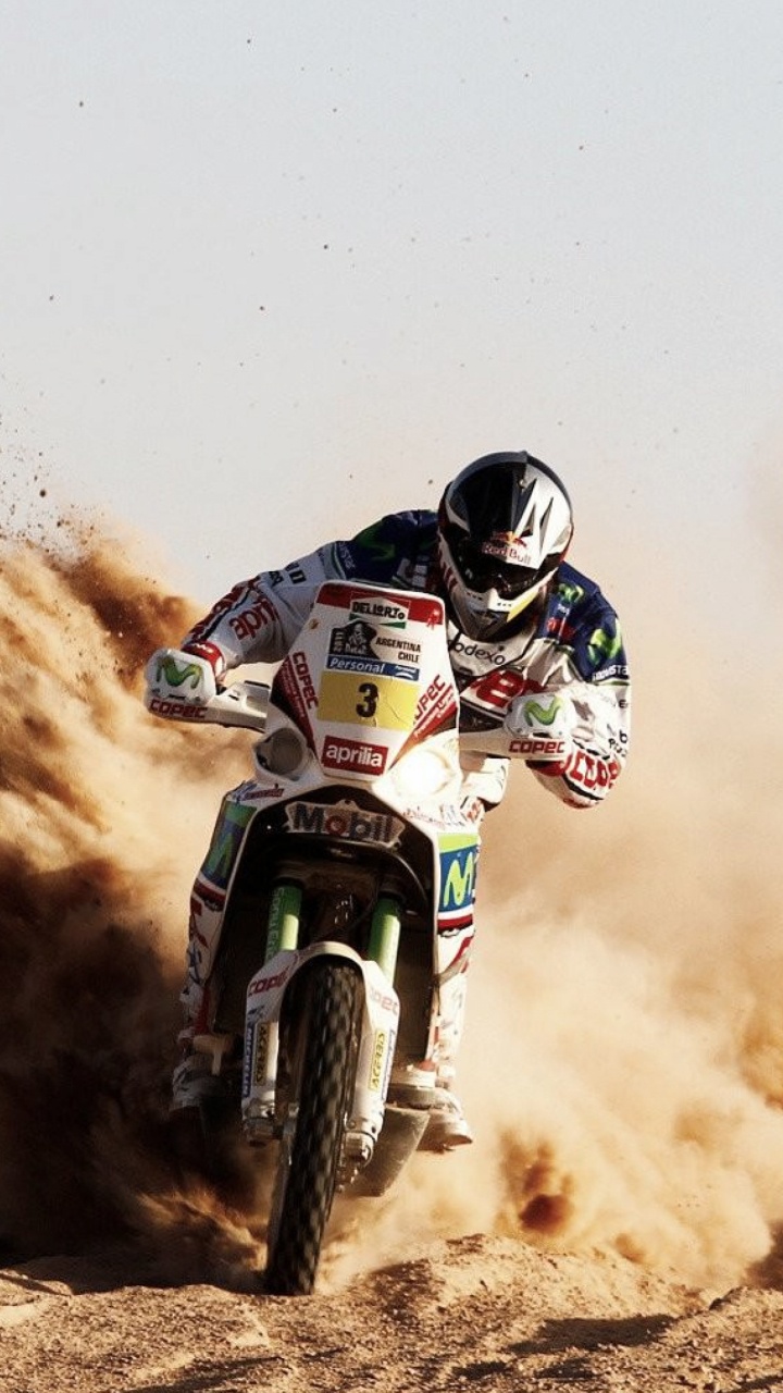 Man Riding Motocross Dirt Bike Sur le Sable Brun Pendant la Journée. Wallpaper in 720x1280 Resolution