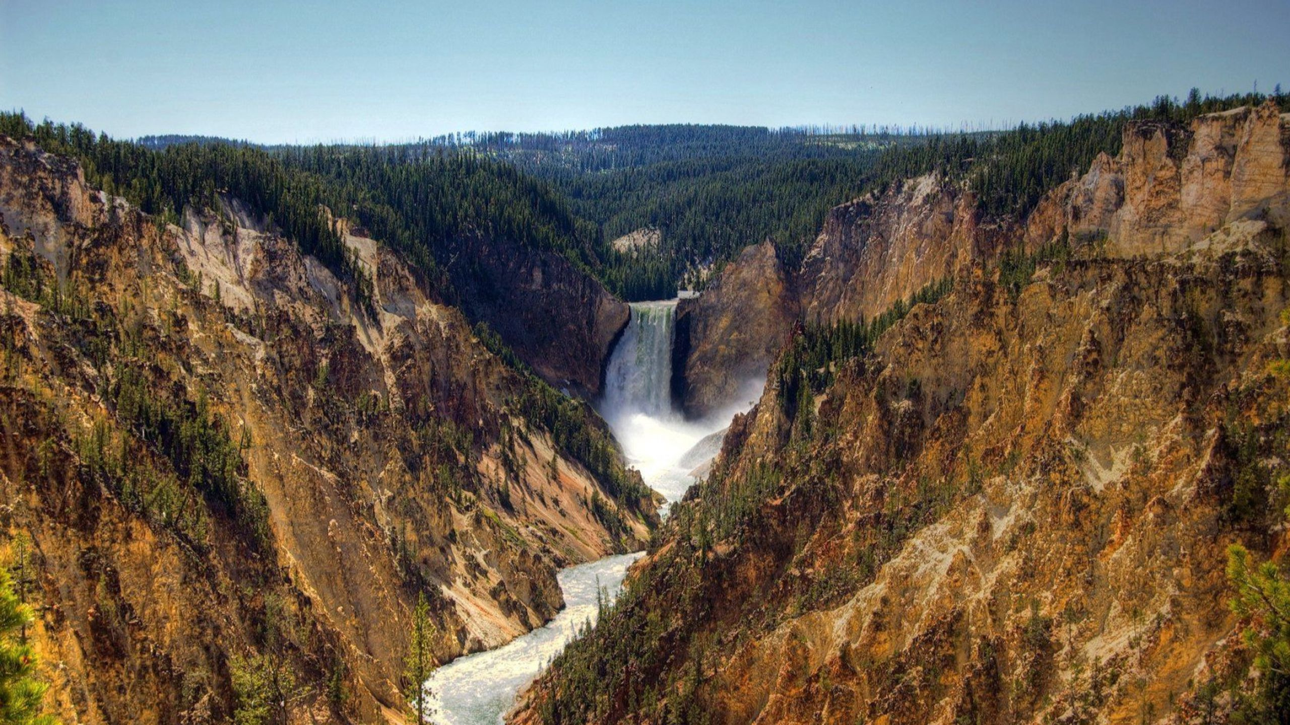 Grüne Und Braune Berge Mit Fluss. Wallpaper in 2560x1440 Resolution