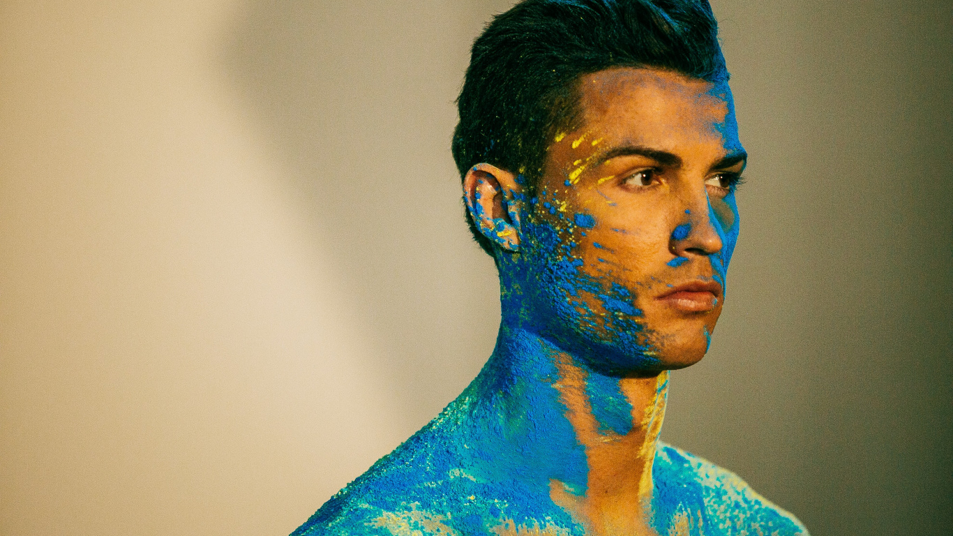 Homme en Chemise à Col Rond Bleu et Blanc. Wallpaper in 1366x768 Resolution