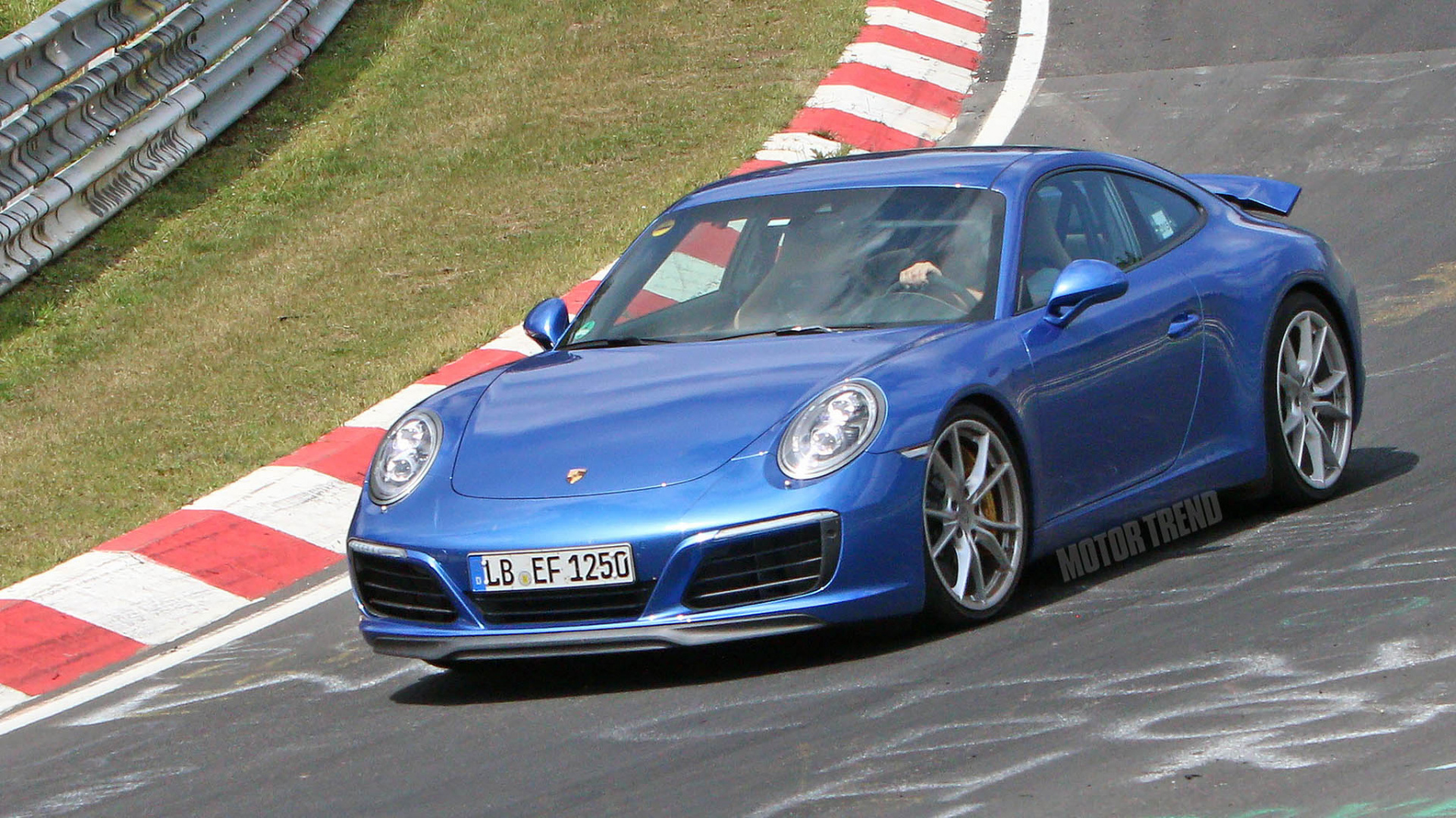 Blaues Bmw m 3 Coupe Geparkt Auf Grüner Wiese Tagsüber. Wallpaper in 1920x1080 Resolution