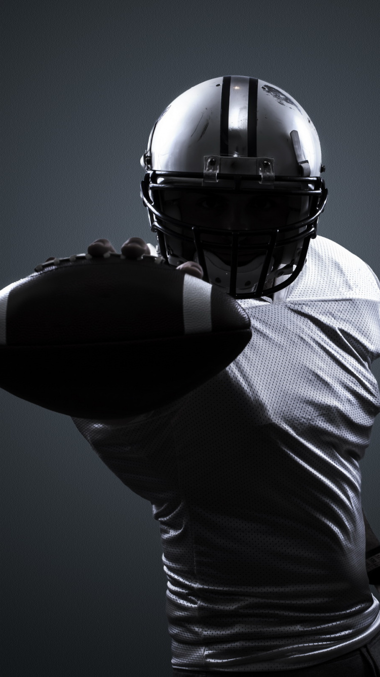 Hombre de Camisa Blanca Con Casco Negro. Wallpaper in 750x1334 Resolution