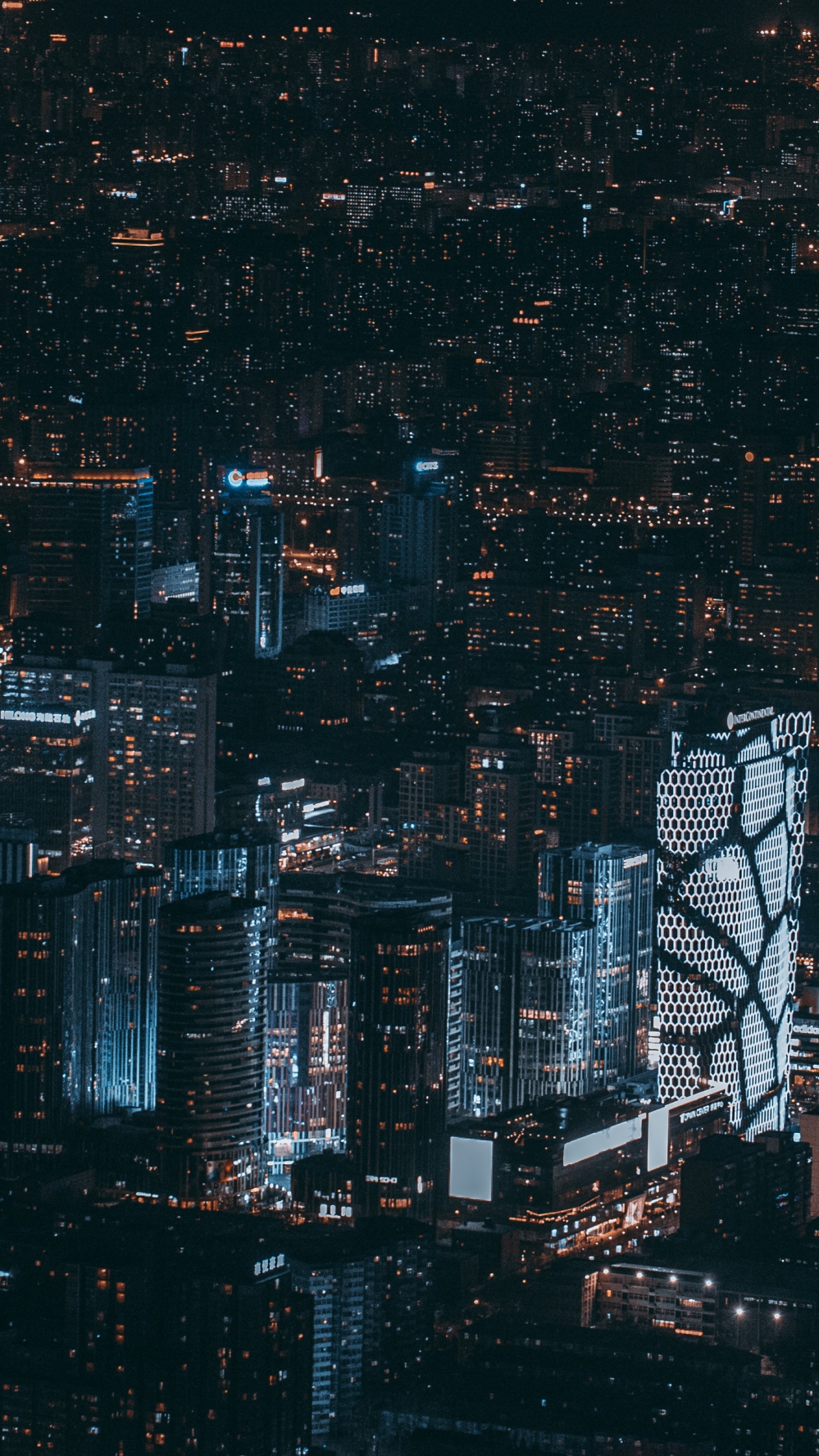 Luftaufnahme Von Stadtgebäuden Während Der Nacht. Wallpaper in 1440x2560 Resolution