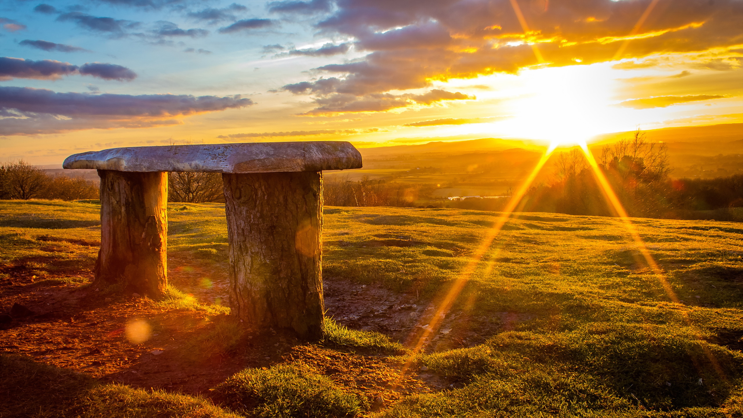 Banc en Bois Marron Sur Terrain D'herbe Verte Pendant le Coucher du Soleil. Wallpaper in 2560x1440 Resolution