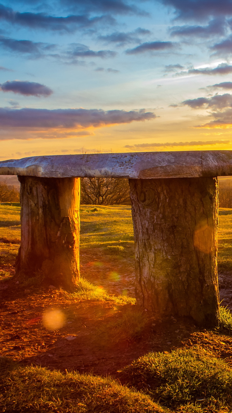 Banc en Bois Marron Sur Terrain D'herbe Verte Pendant le Coucher du Soleil. Wallpaper in 750x1334 Resolution