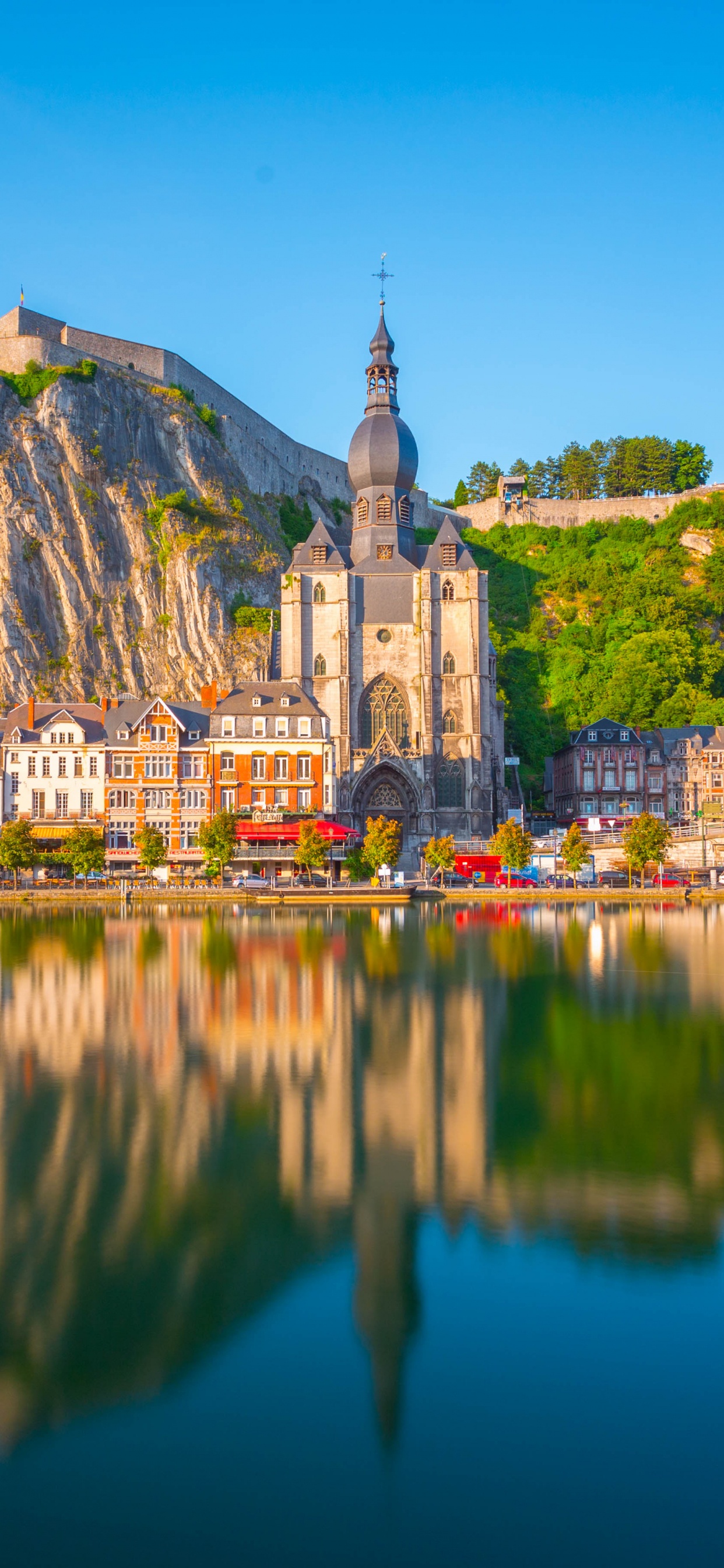 Bâtiment en Béton Blanc et Marron Près D'un Plan D'eau Pendant la Journée. Wallpaper in 1242x2688 Resolution