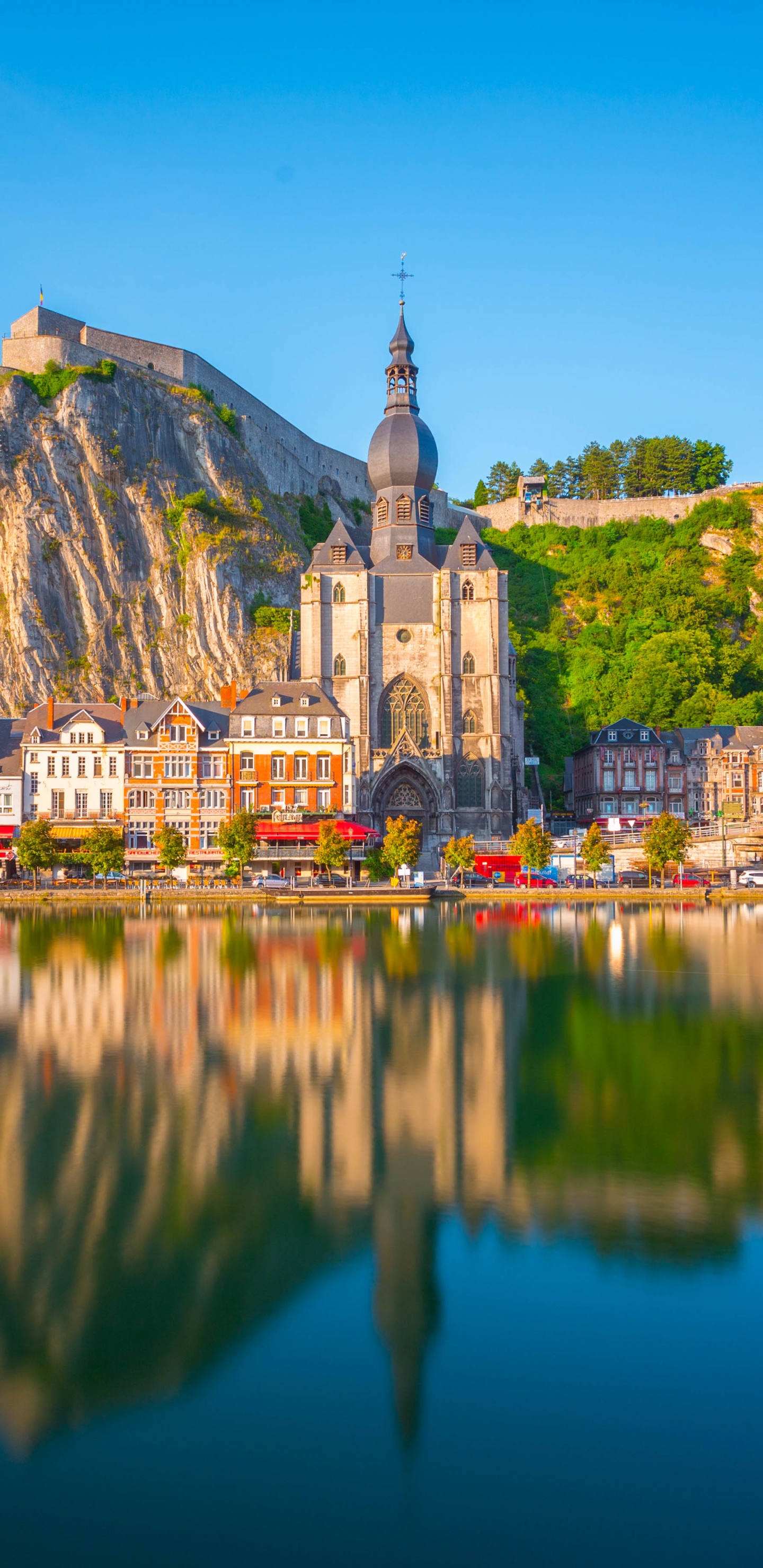 White and Brown Concrete Building Near Body of Water During Daytime. Wallpaper in 1440x2960 Resolution