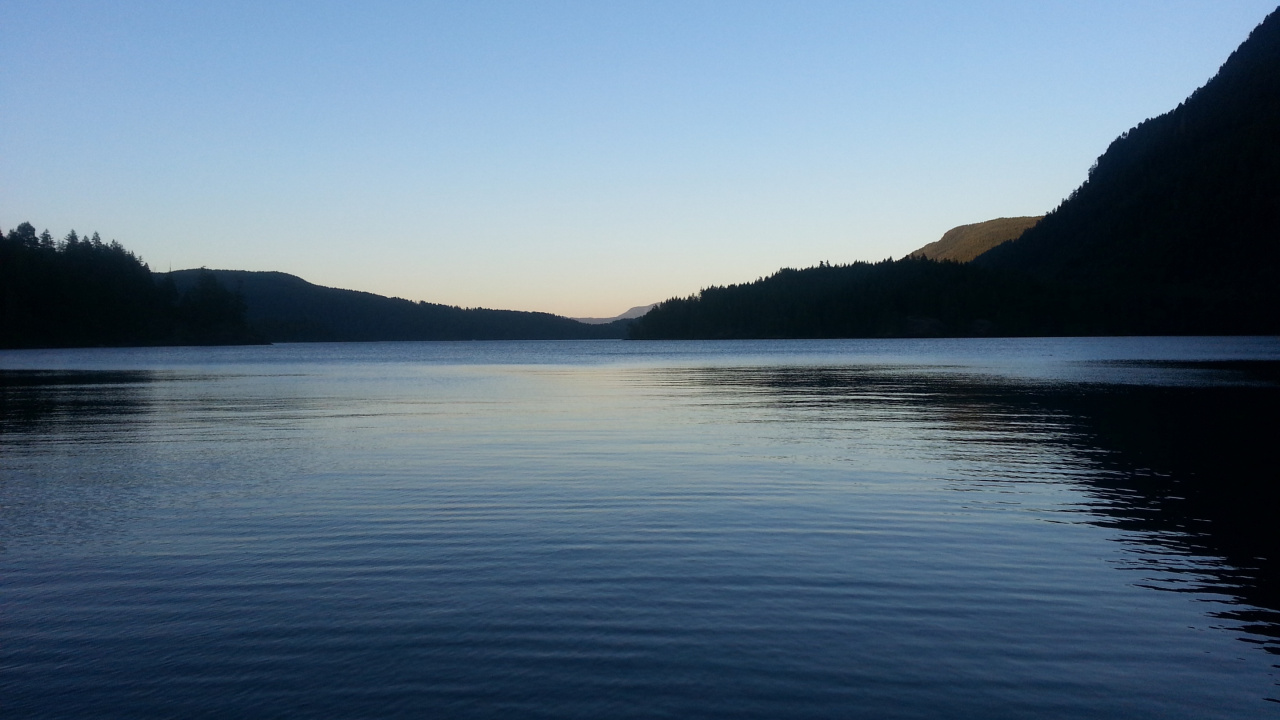 Body of Water Near Mountain During Daytime. Wallpaper in 1280x720 Resolution