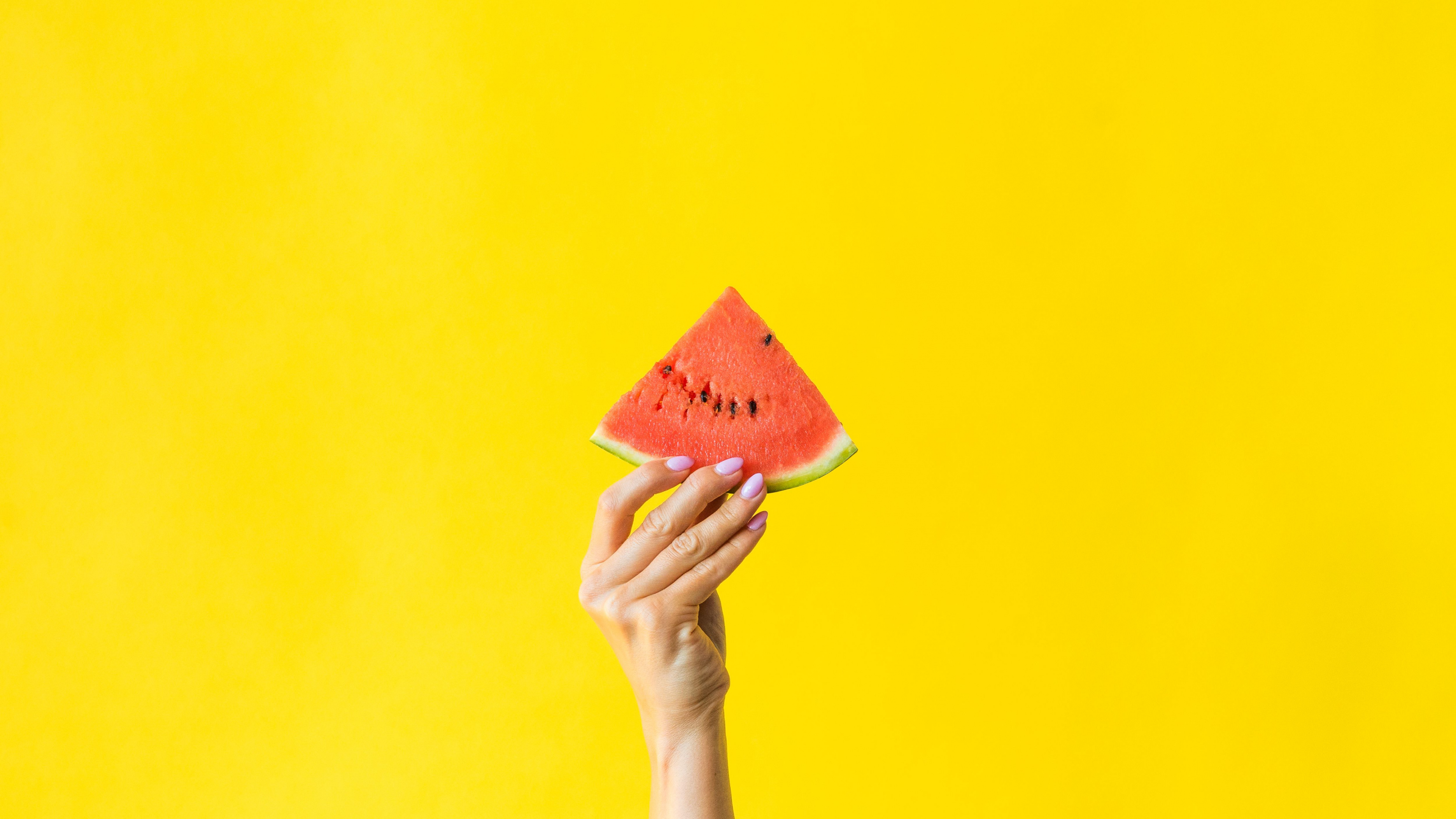 Persona Sosteniendo un Cono Naranja y Amarillo. Wallpaper in 3840x2160 Resolution