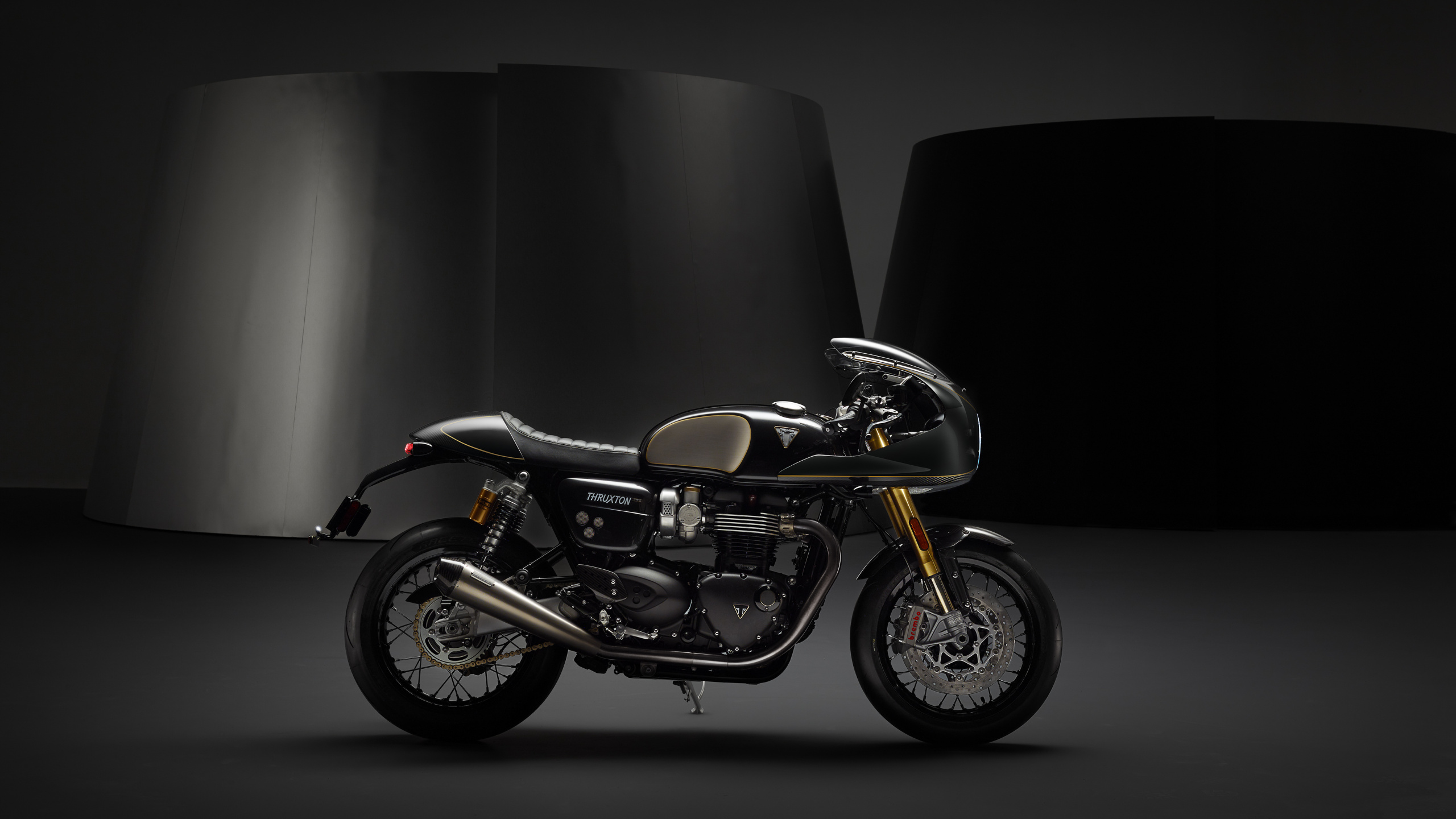 Motocicleta Cruiser Negra y Naranja. Wallpaper in 2560x1440 Resolution