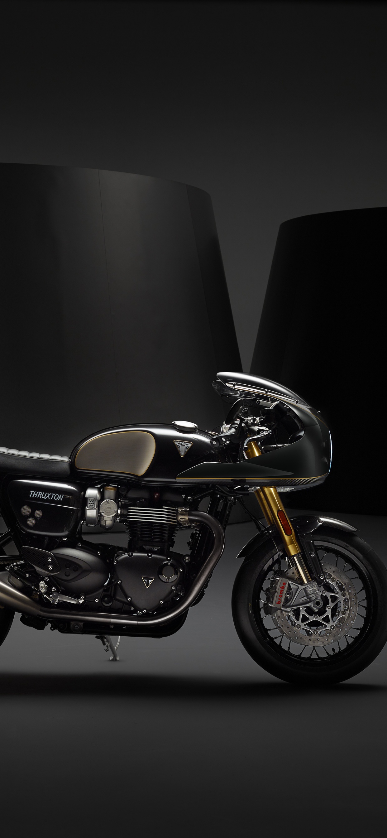 Moto Cruiser Noir et Orange. Wallpaper in 1242x2688 Resolution