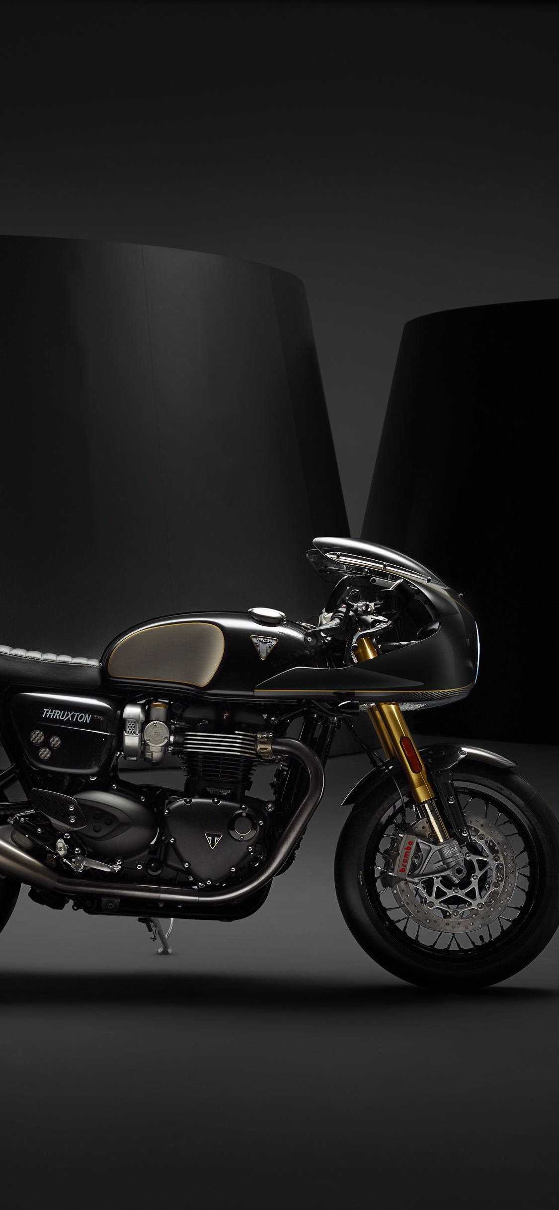 Schwarz-orangefarbenes Cruiser-Motorrad. Wallpaper in 1125x2436 Resolution