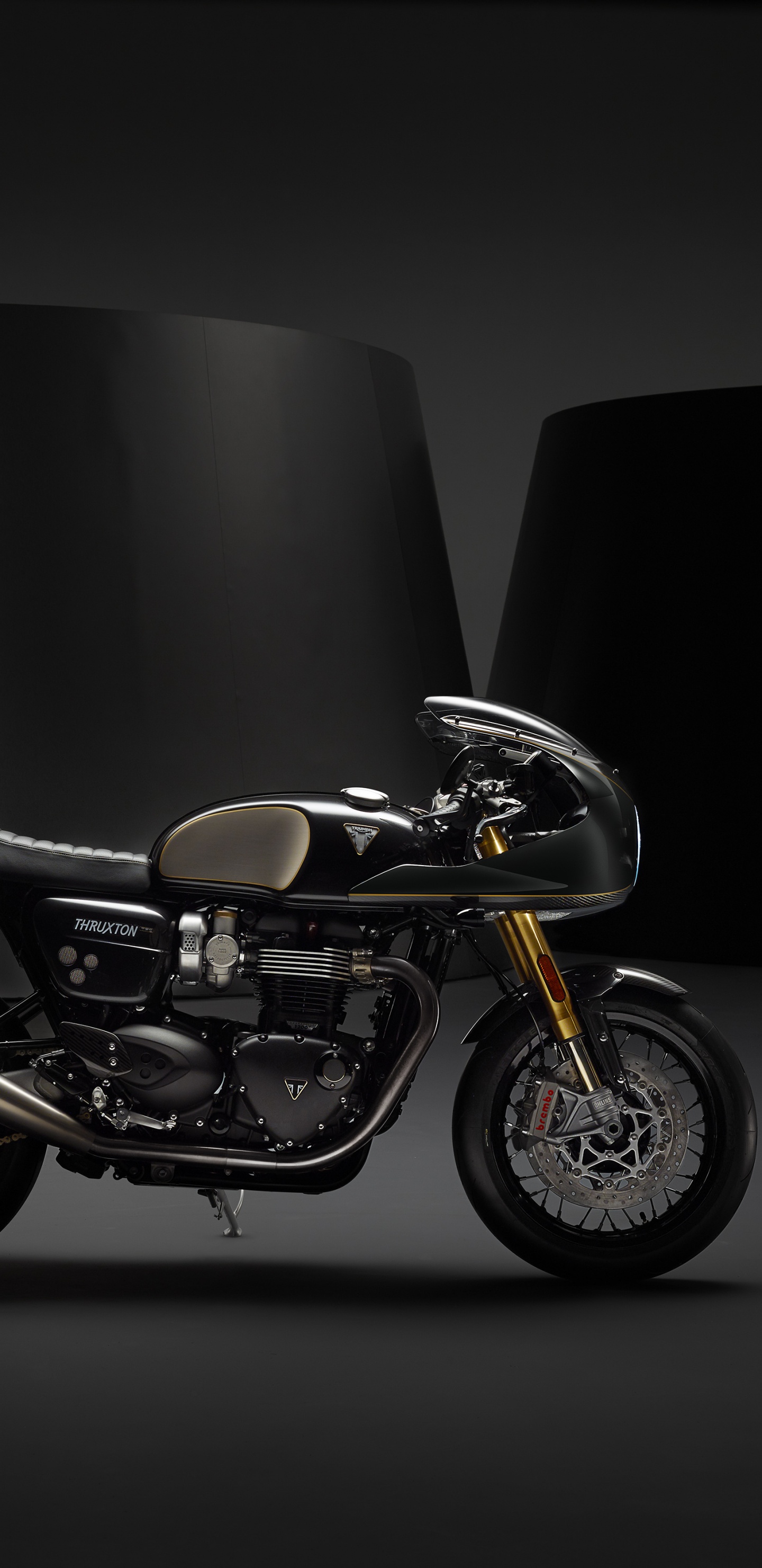 Schwarz-orangefarbenes Cruiser-Motorrad. Wallpaper in 1440x2960 Resolution