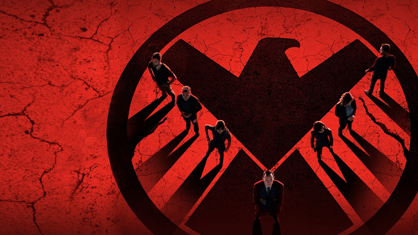 2 Hommes Debout Sur Art Mural Rond Rouge et Noir. Wallpaper in 1366x768 Resolution