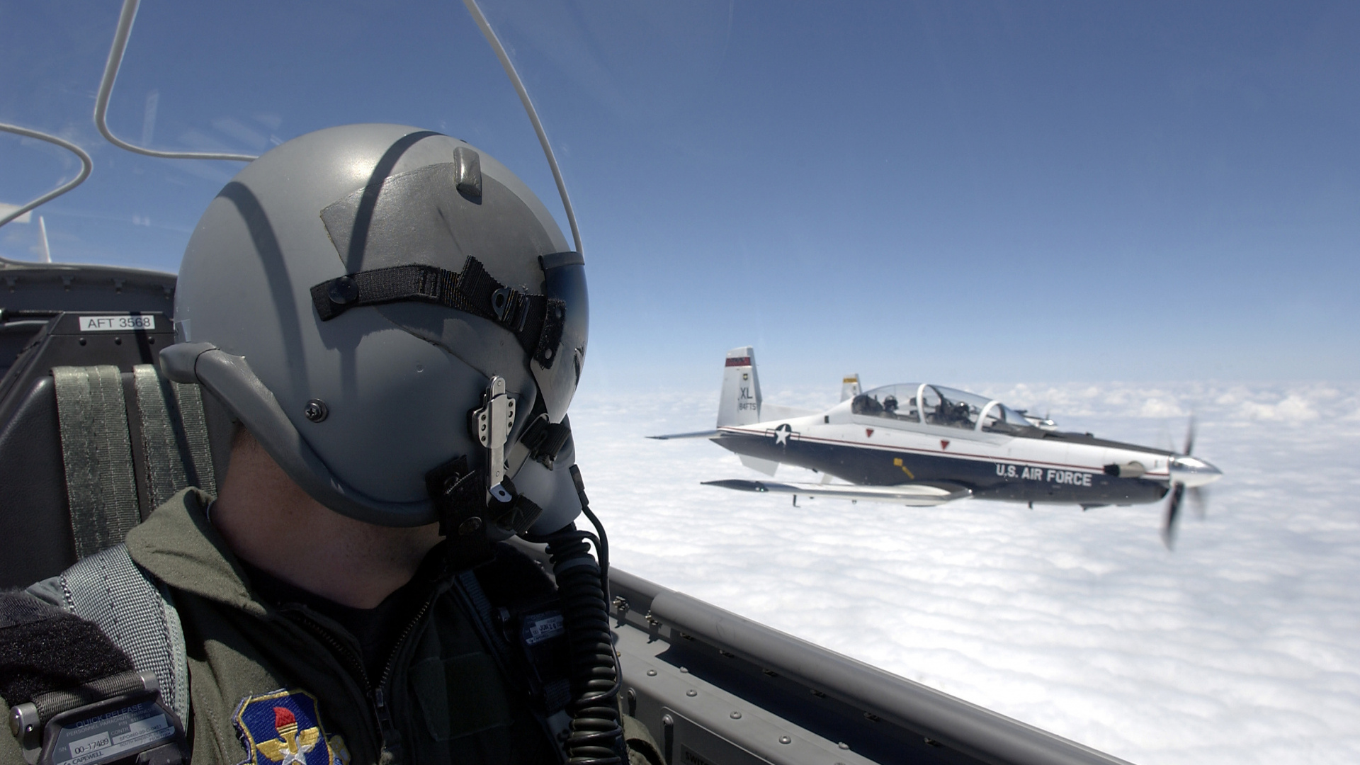 Persona en Chaqueta Negra Con Casco Blanco. Wallpaper in 1920x1080 Resolution