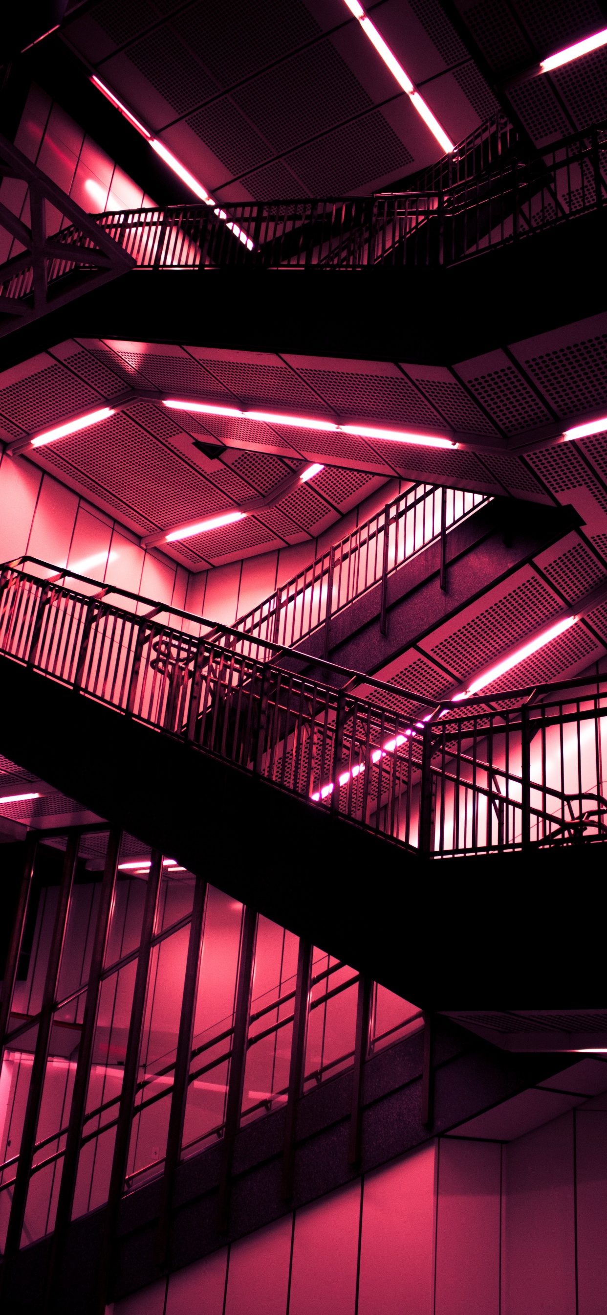 Schwarz-weiße Wendeltreppe. Wallpaper in 1242x2688 Resolution