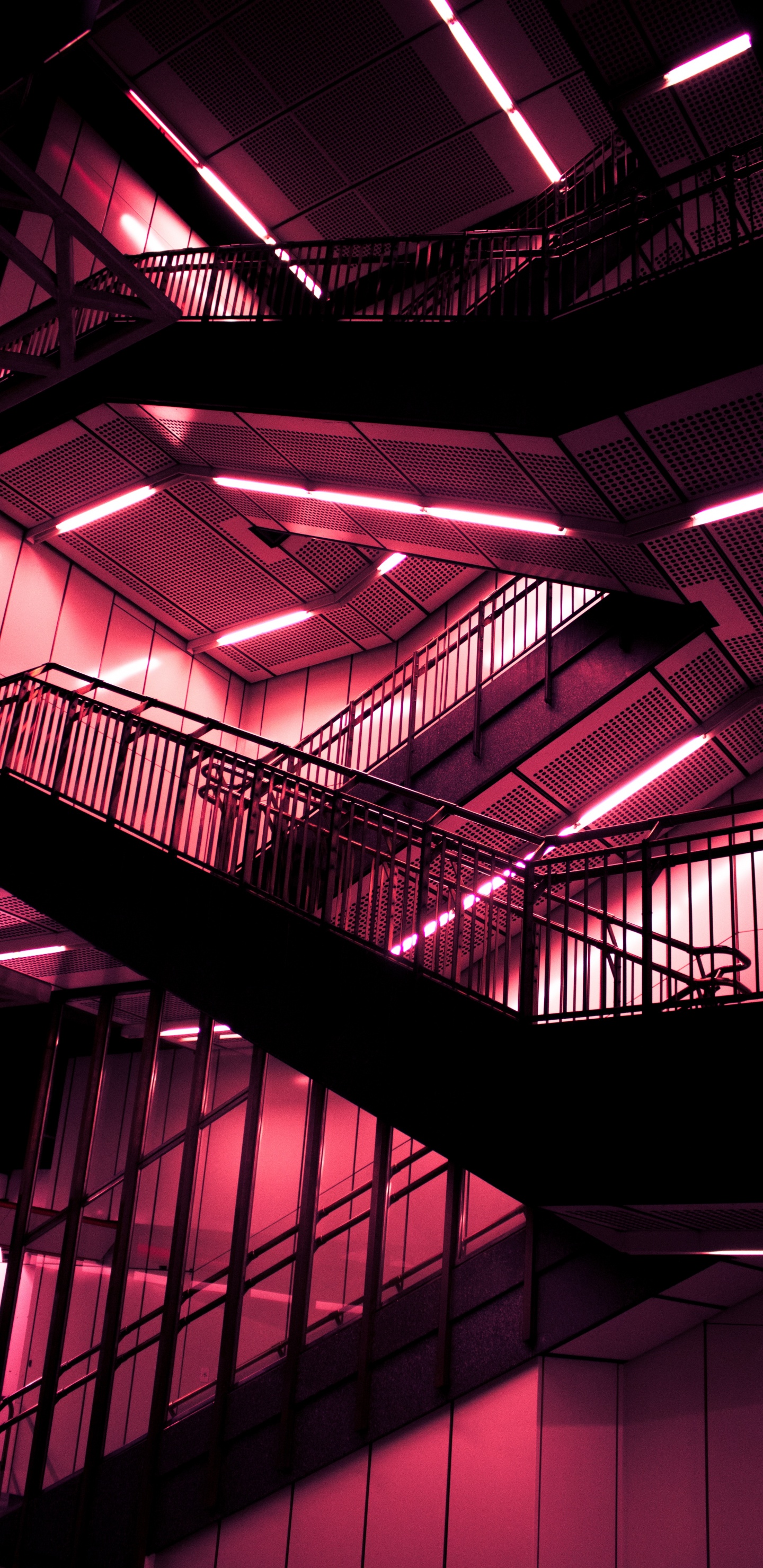 Schwarz-weiße Wendeltreppe. Wallpaper in 1440x2960 Resolution