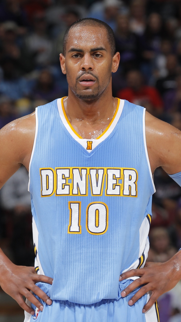 Mann im Blau-weißen Basketball-Trikot. Wallpaper in 720x1280 Resolution