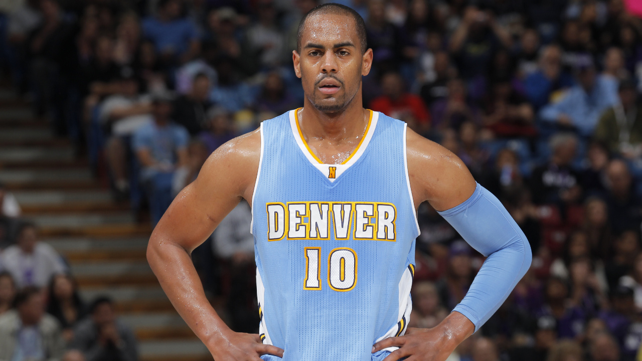 Homme en Maillot de Basket Bleu et Blanc. Wallpaper in 1280x720 Resolution