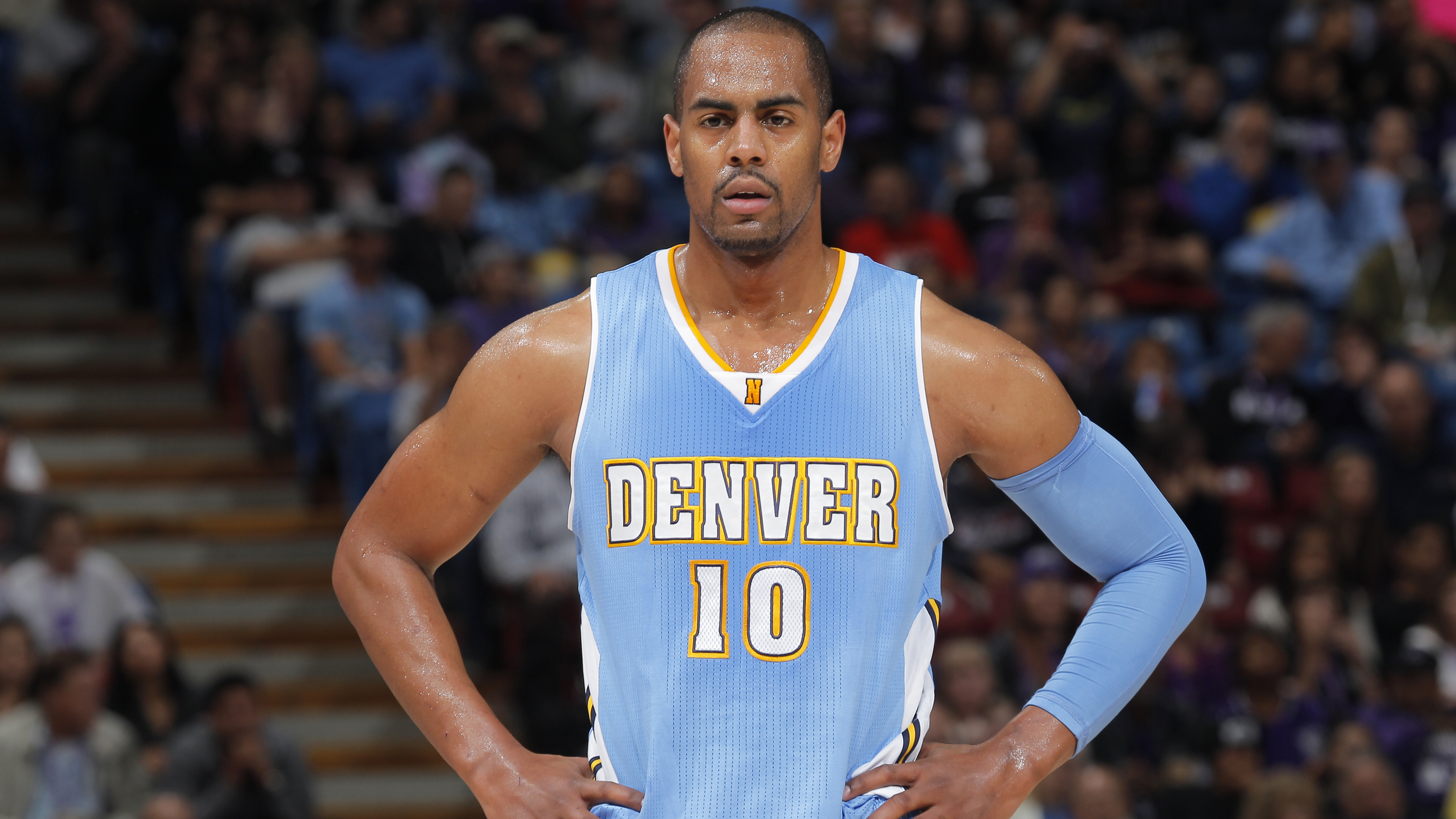 Homme en Maillot de Basket Bleu et Blanc. Wallpaper in 3840x2160 Resolution