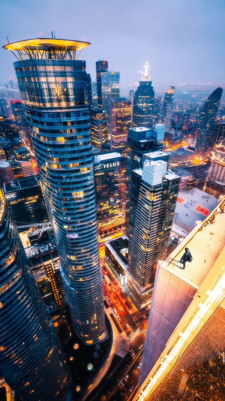 Vista Aérea de Los Edificios de la Ciudad Durante la Noche.. Wallpaper in 720x1280 Resolution
