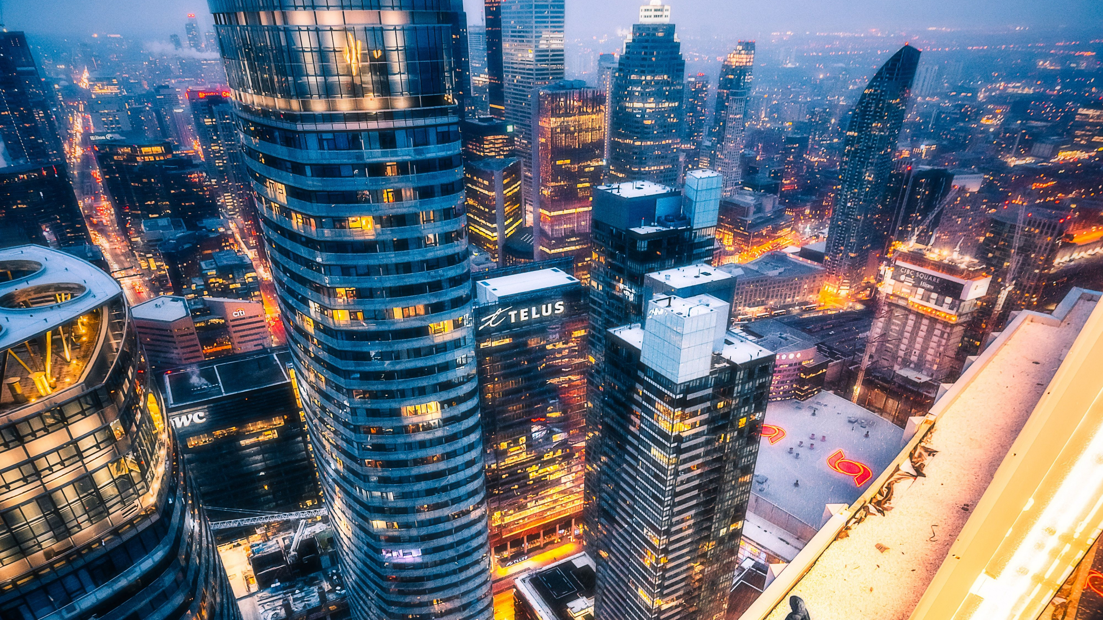 Vue Aérienne Des Bâtiments de la Ville Pendant la Nuit. Wallpaper in 3840x2160 Resolution