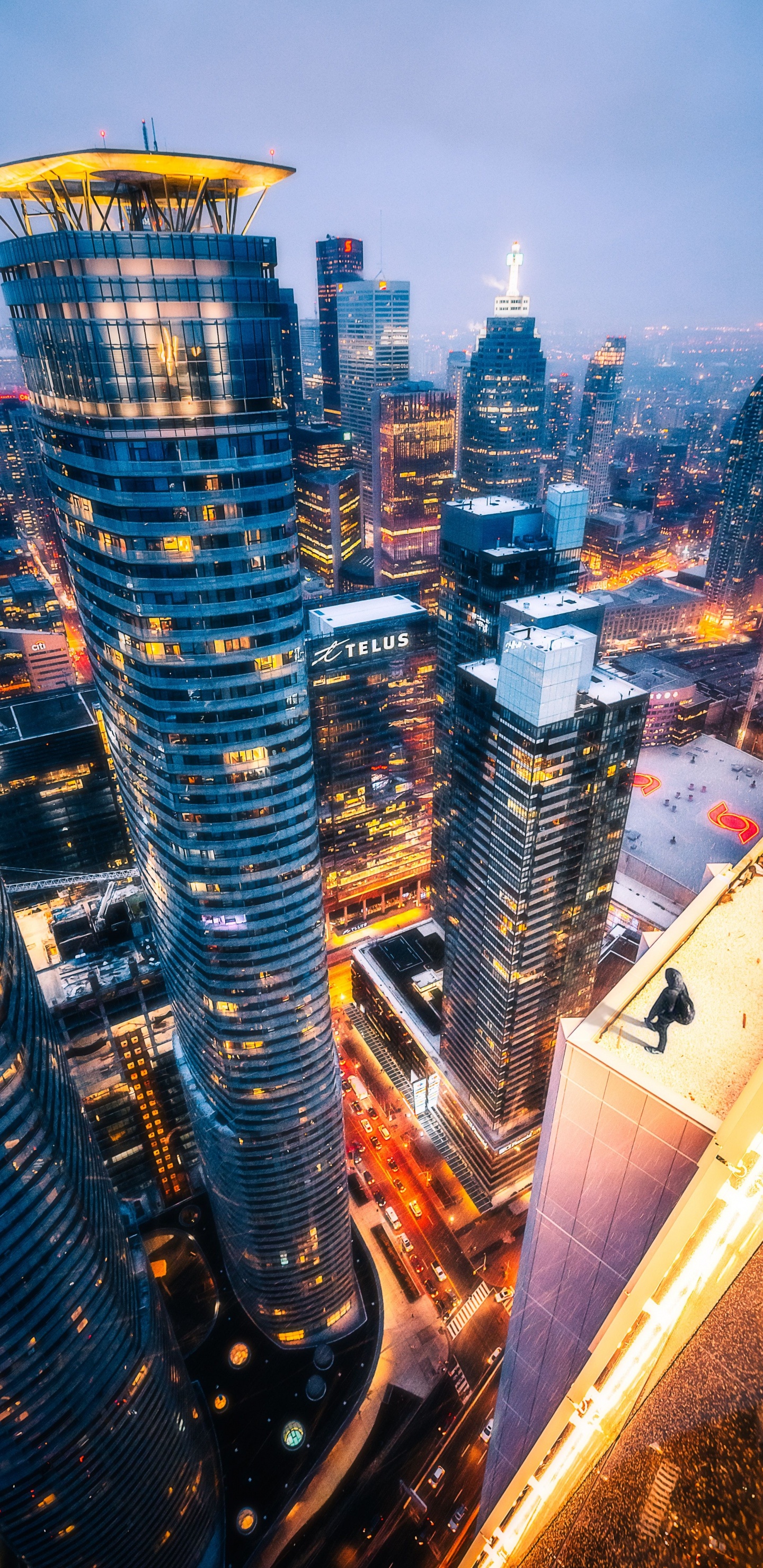 Luftaufnahme Von Stadtgebäuden Während Der Nacht. Wallpaper in 1440x2960 Resolution