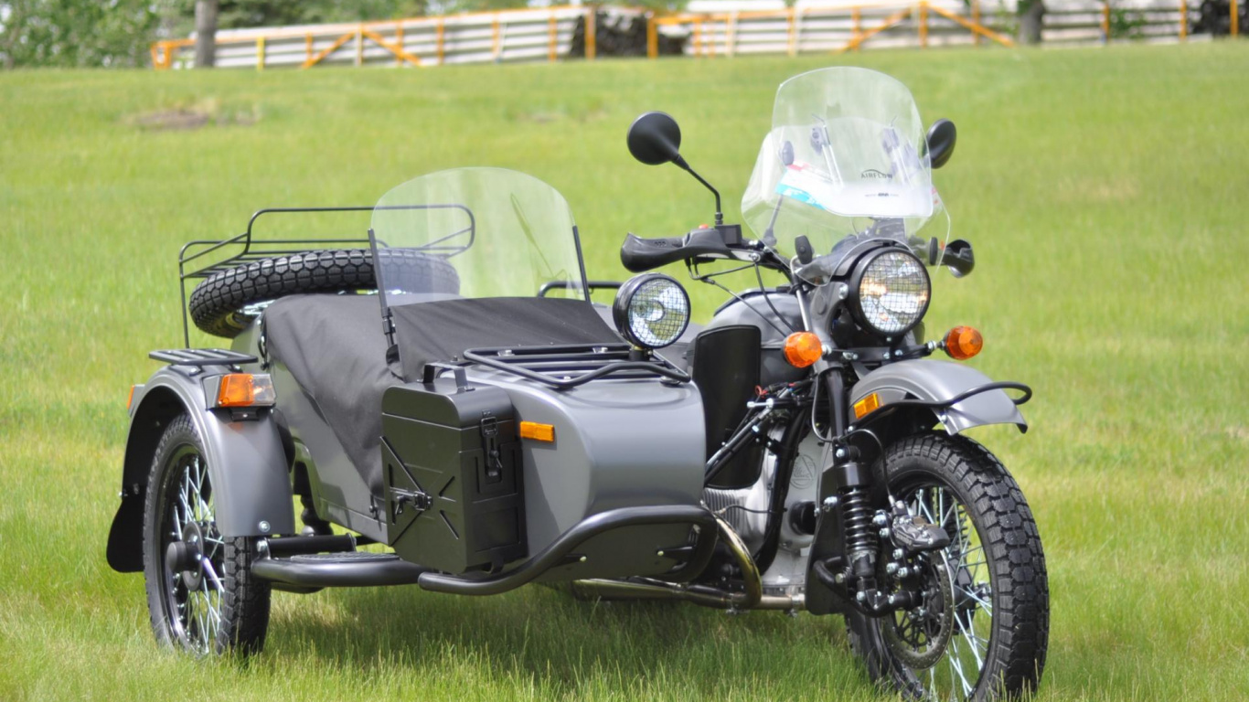 Black and Silver Cruiser Motorcycle on Green Grass Field During Daytime. Wallpaper in 1366x768 Resolution