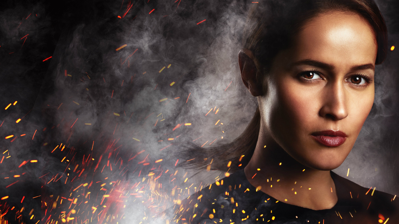 Woman in Black and White Floral Shirt With White and Purple Powder on Her Face. Wallpaper in 1280x720 Resolution