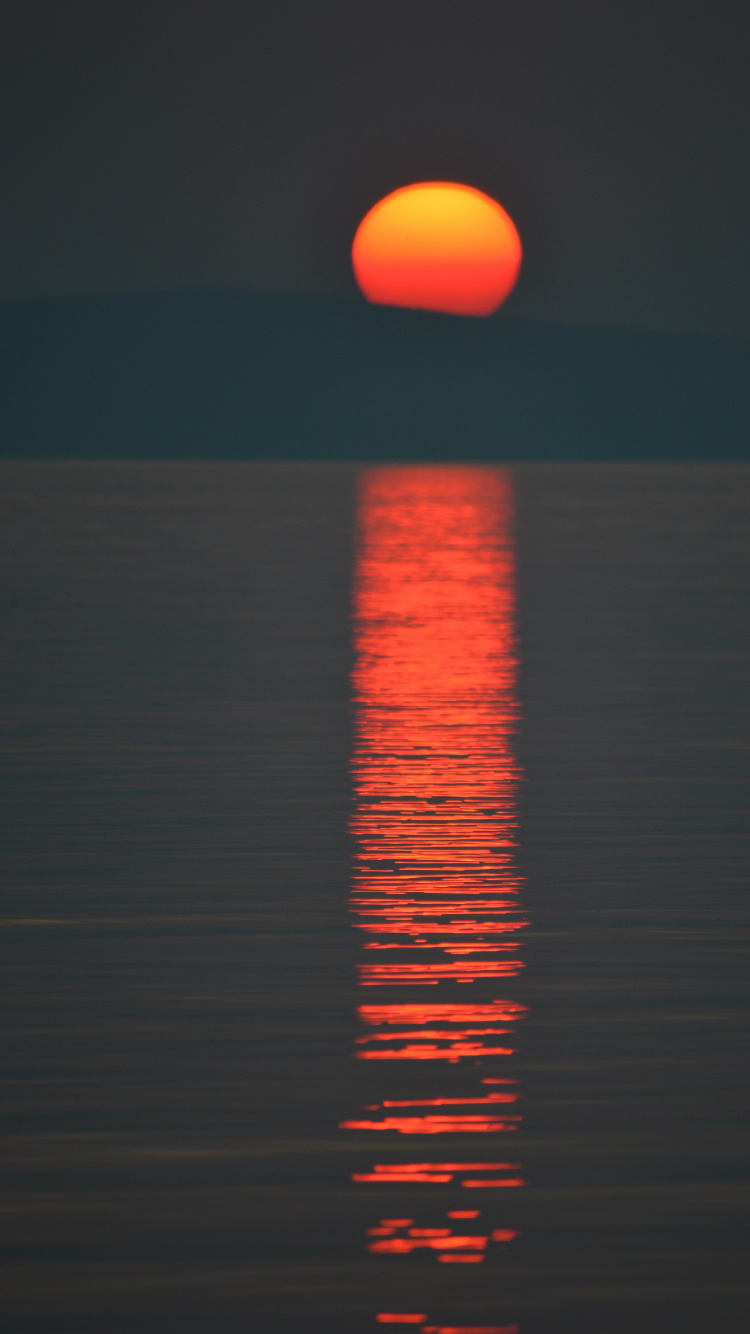 Body of Water During Sunset. Wallpaper in 750x1334 Resolution